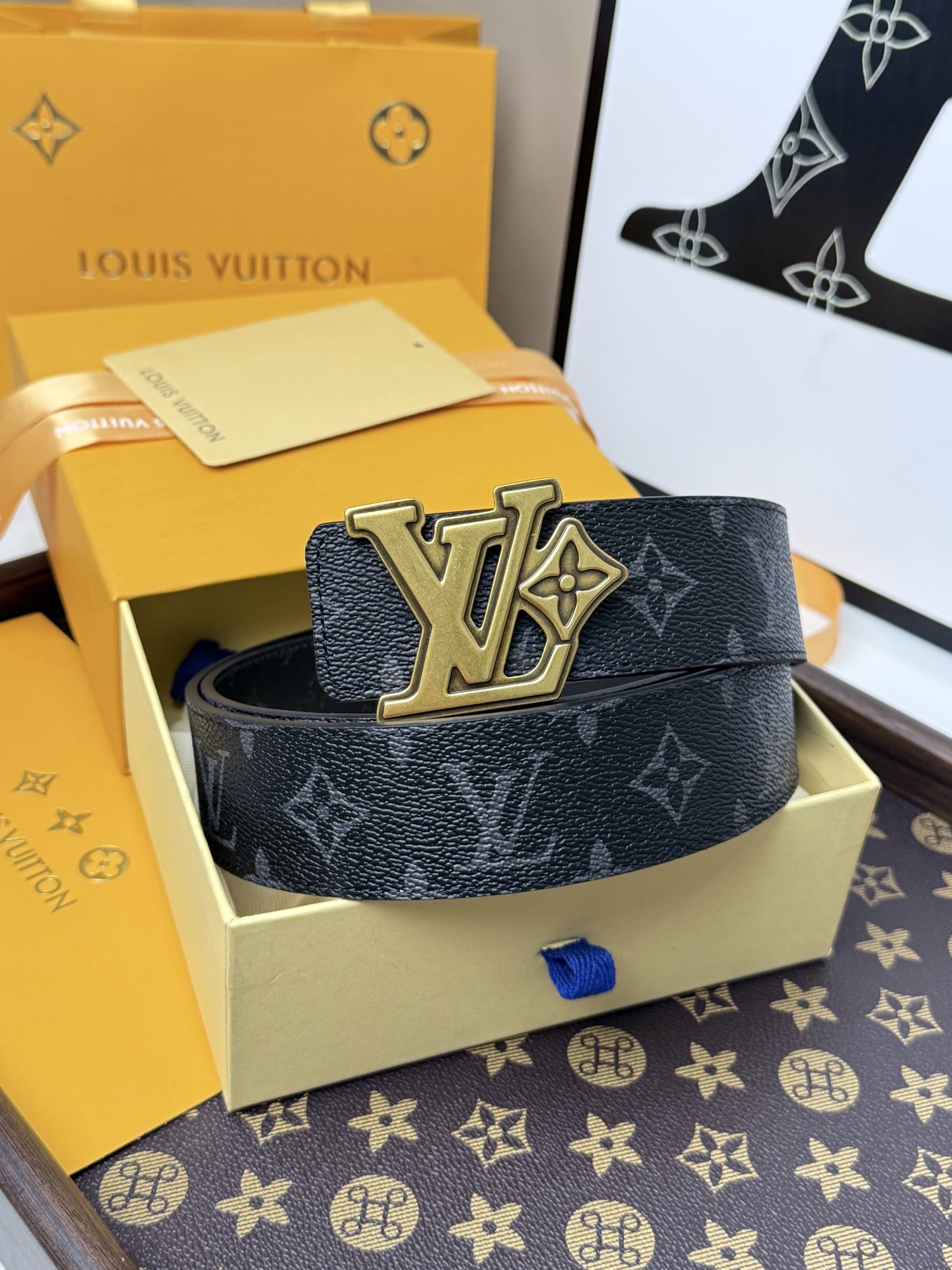 LV經典黑花古金立體LV扣皮帶40mm寬版 原廠級經典黑花帆布，搭配滿版壓印LV頭層牛皮內 裡，觸感細膩