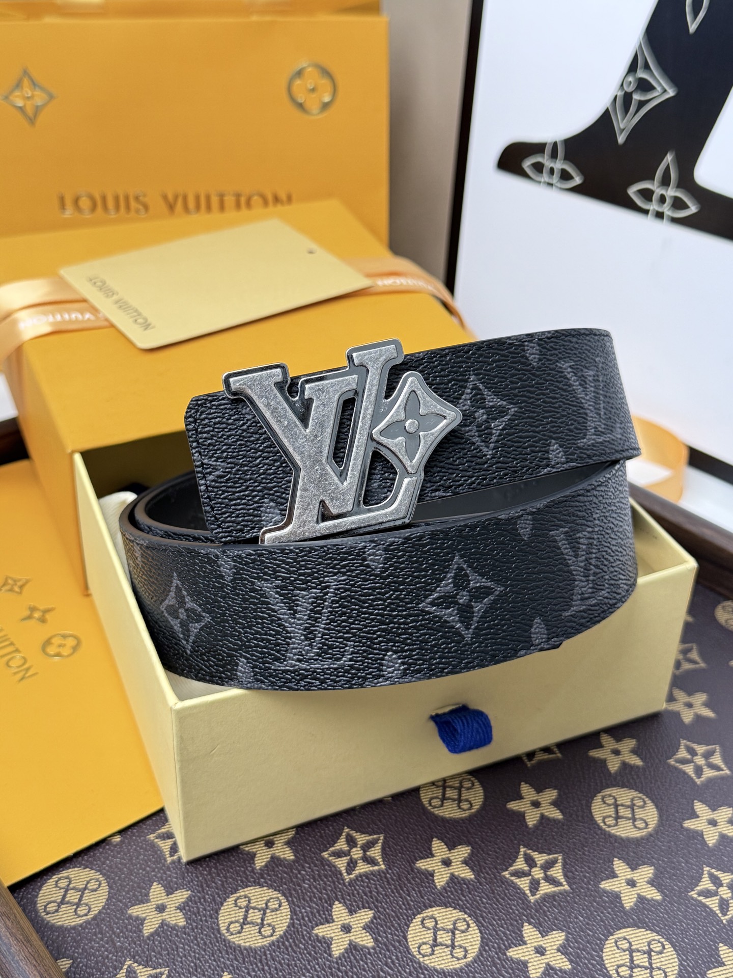 LV經典黑花古銀立體LV扣皮帶40mm寬版 原廠級經典黑花帆布，搭配滿版壓印LV頭層牛皮內 裡，觸感細膩