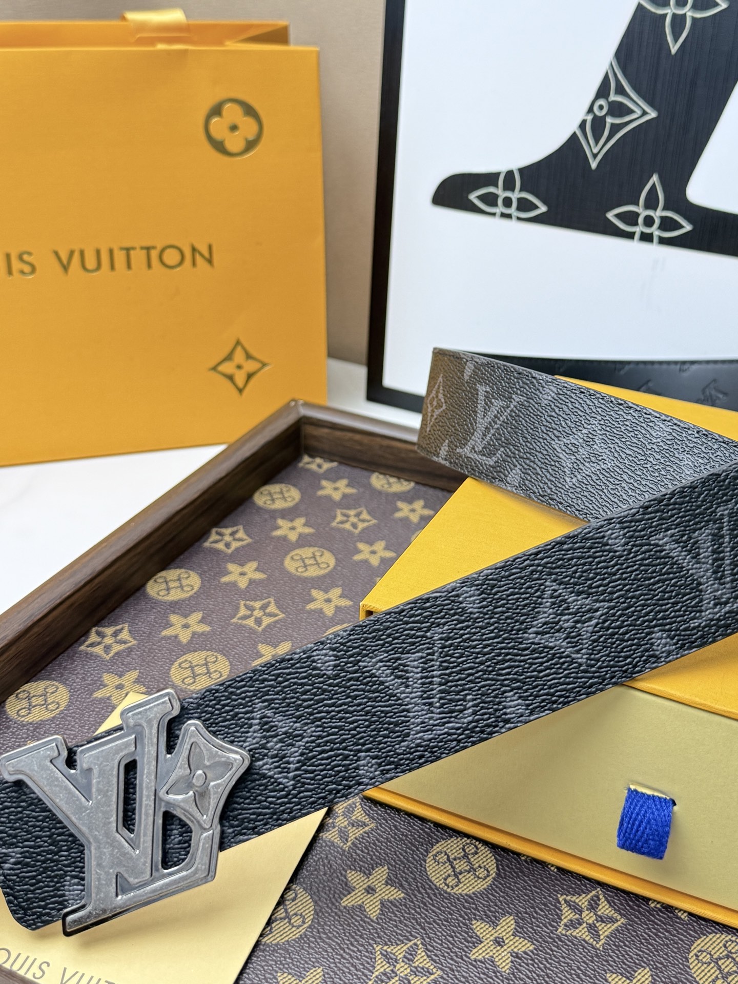 LV經典黑花古銀立體LV扣皮帶40mm寬版 原廠級經典黑花帆布，搭配滿版壓印LV頭層牛皮內 裡，觸感細膩