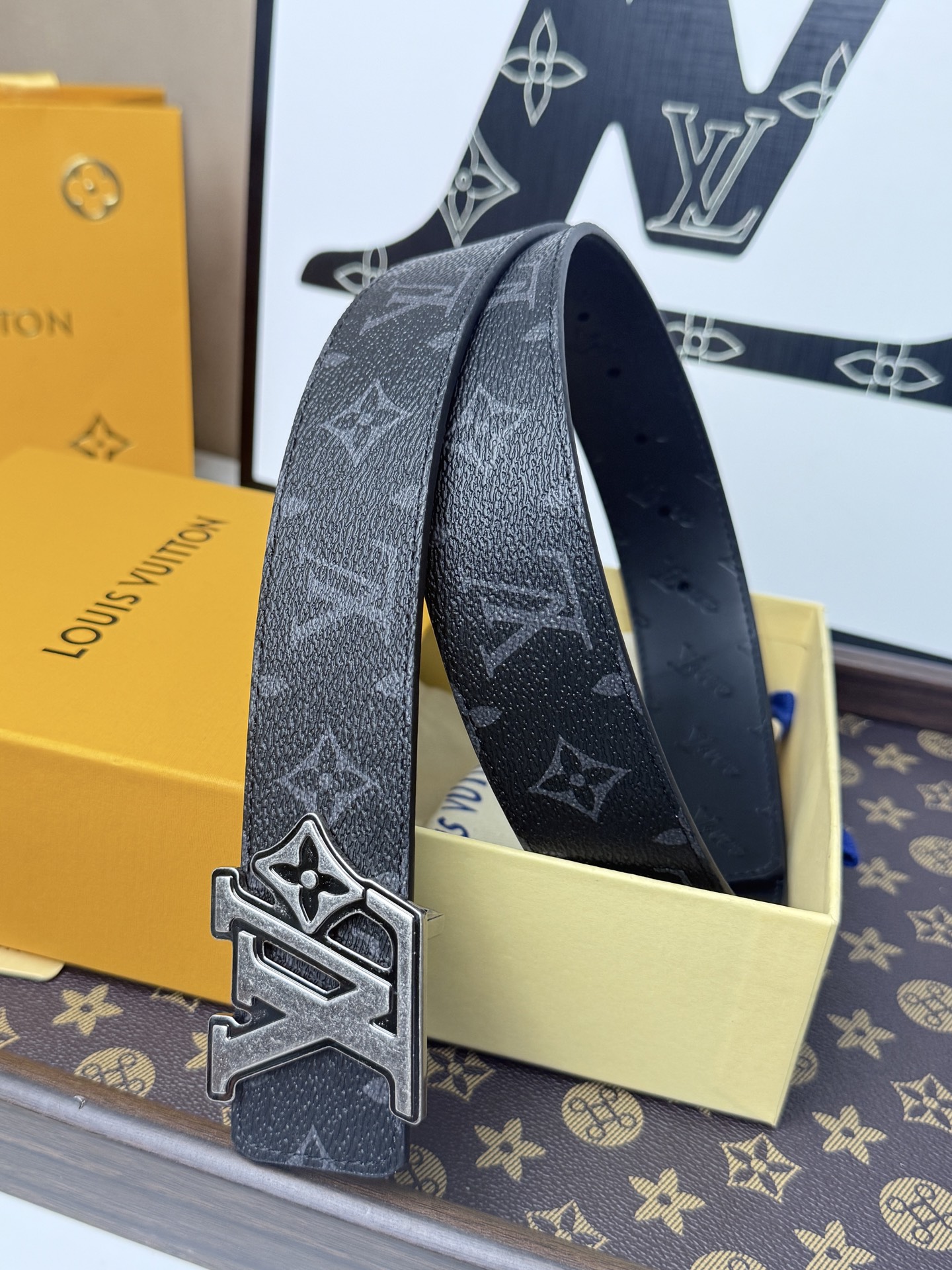 LV經典黑花古銀立體LV扣皮帶40mm寬版 原廠級經典黑花帆布，搭配滿版壓印LV頭層牛皮內 裡，觸感細膩
