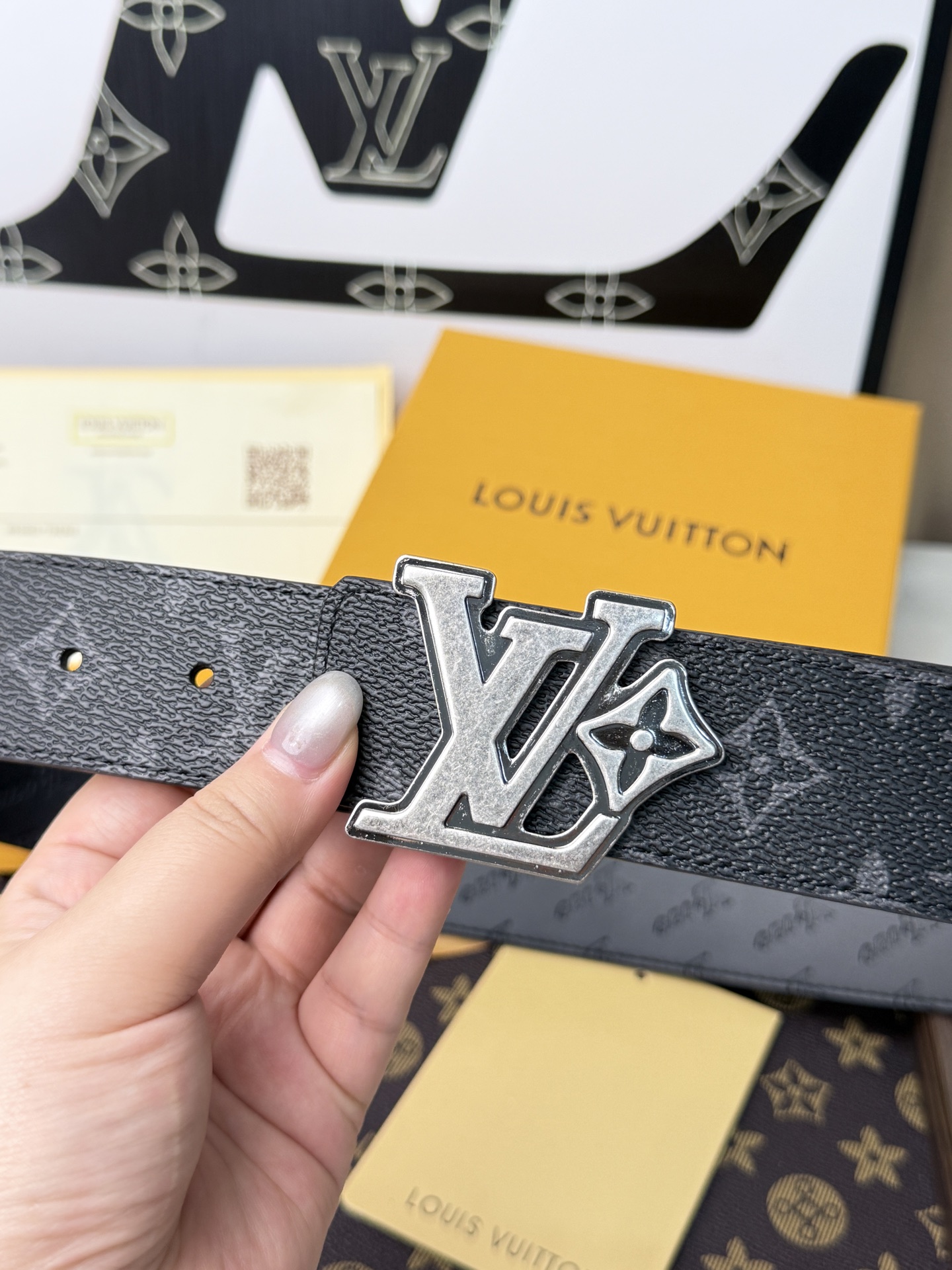 LV經典黑花古銀立體LV扣皮帶40mm寬版 原廠級經典黑花帆布，搭配滿版壓印LV頭層牛皮內 裡，觸感細膩