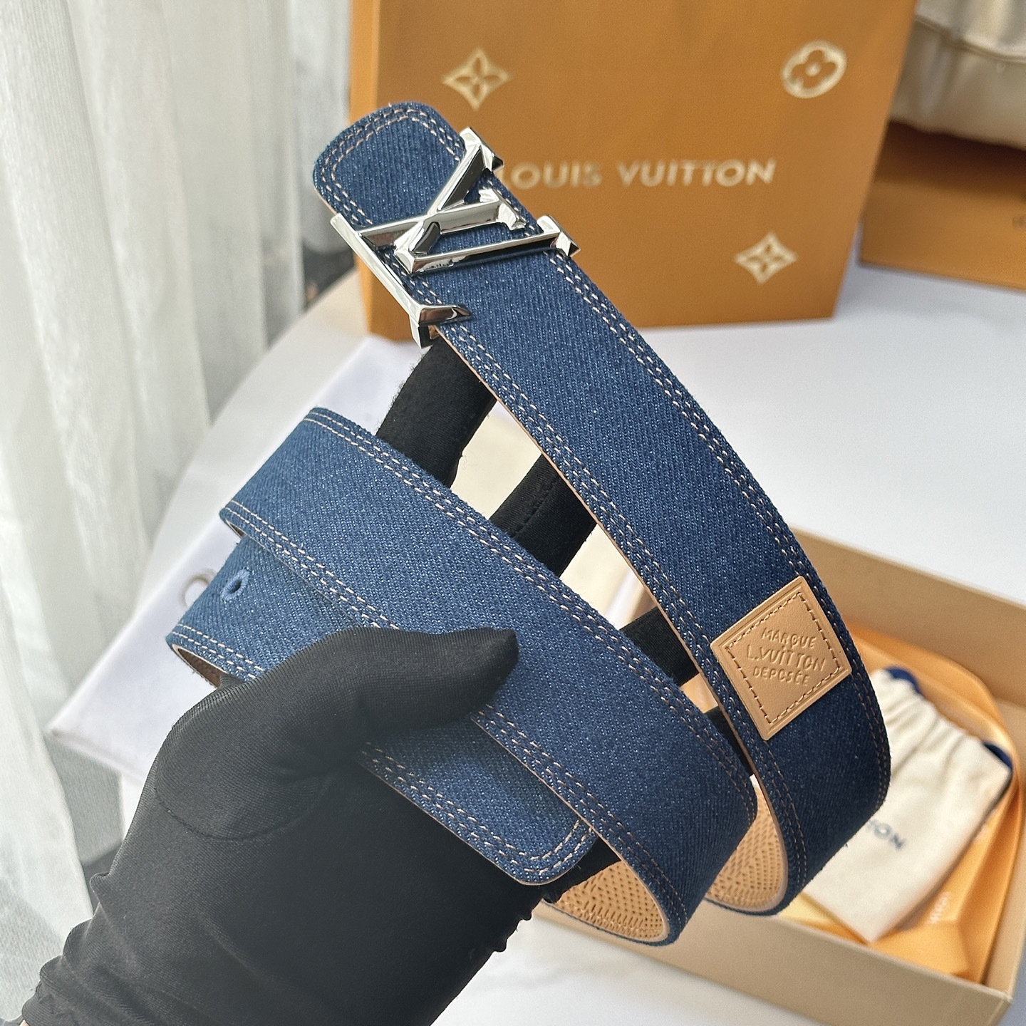 驢家最新系列 丹寧牛仔黑V字母扣皮帶 寬度35mm 原廠級水洗牛仔帆布，搭配細膩植鞣皮底，質感拉滿 配置