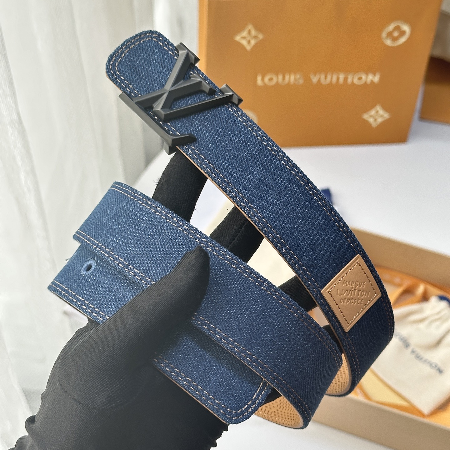 驢家最新系列 丹寧牛仔黑V字母扣皮帶 寬度35mm 原廠級水洗牛仔帆布，搭配細膩植鞣皮底，質感拉滿 配置