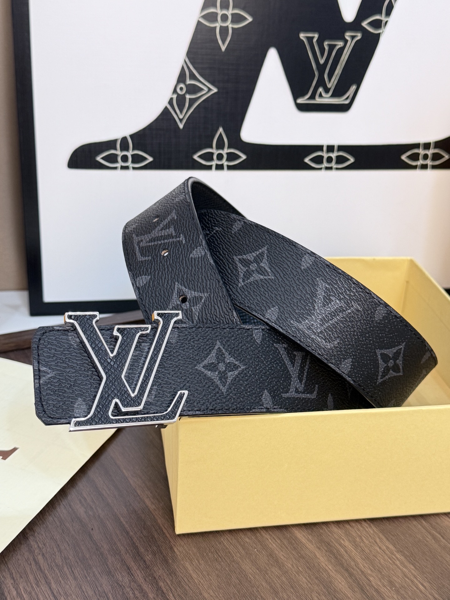 LV經典雙面老花銀扣皮带40mm 寬度頭層牛皮打造，一面滿版Monogram 老花，黑色底色搭配同色系暗