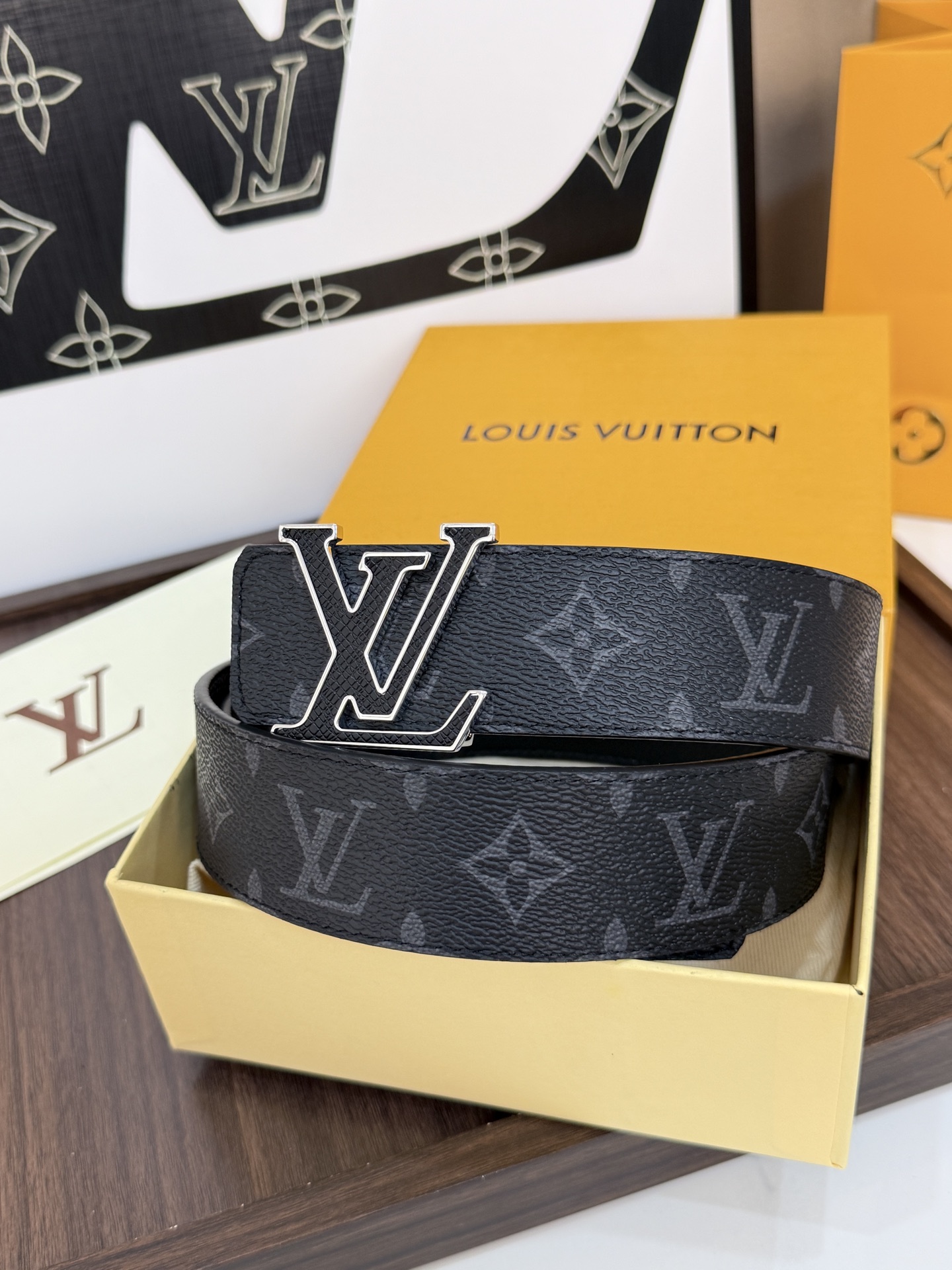 LV經典雙面老花銀扣皮带40mm 寬度頭層牛皮打造，一面滿版Monogram 老花，黑色底色搭配同色系暗