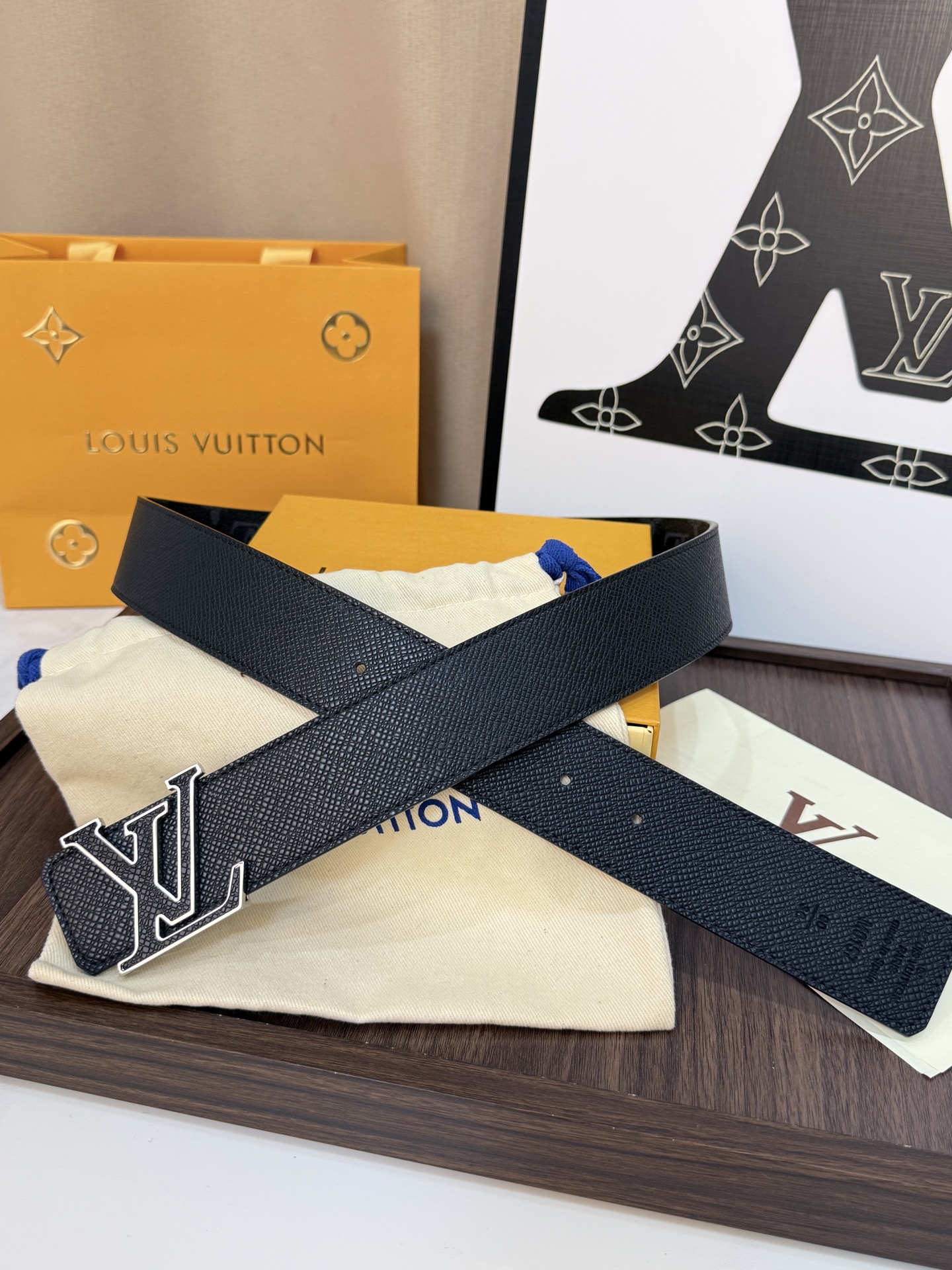 LV經典雙面老花銀扣皮带40mm 寬度頭層牛皮打造，一面滿版Monogram 老花，黑色底色搭配同色系暗