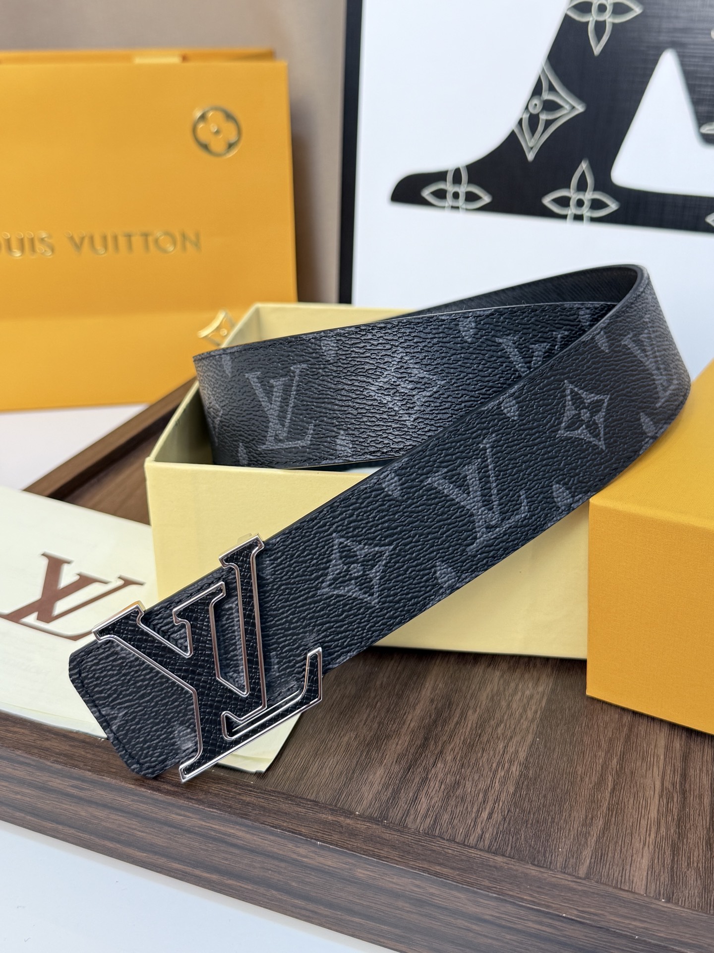 LV經典雙面老花銀扣皮带40mm 寬度頭層牛皮打造，一面滿版Monogram 老花，黑色底色搭配同色系暗
