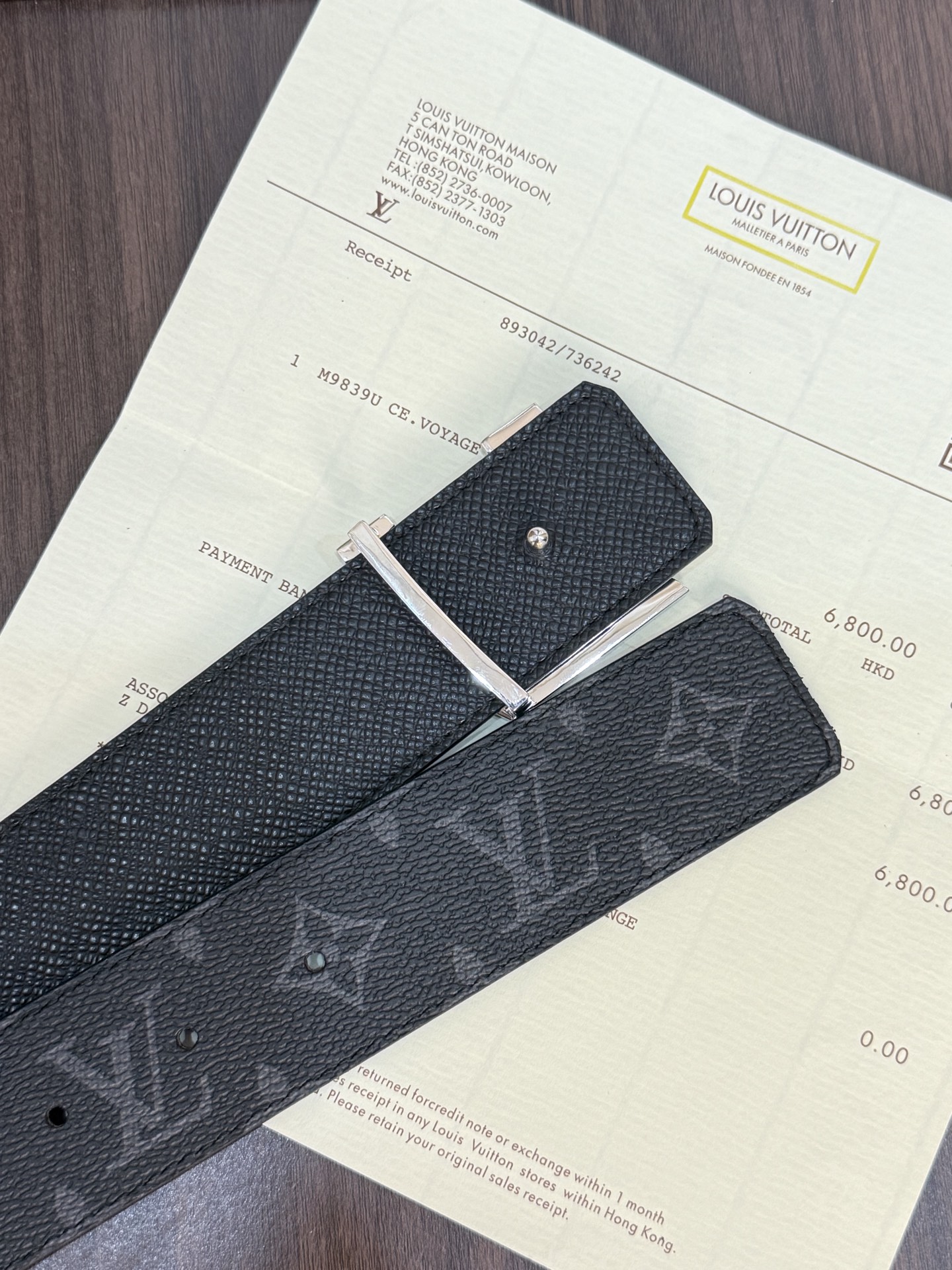 LV經典雙面老花銀扣皮带40mm 寬度頭層牛皮打造，一面滿版Monogram 老花，黑色底色搭配同色系暗