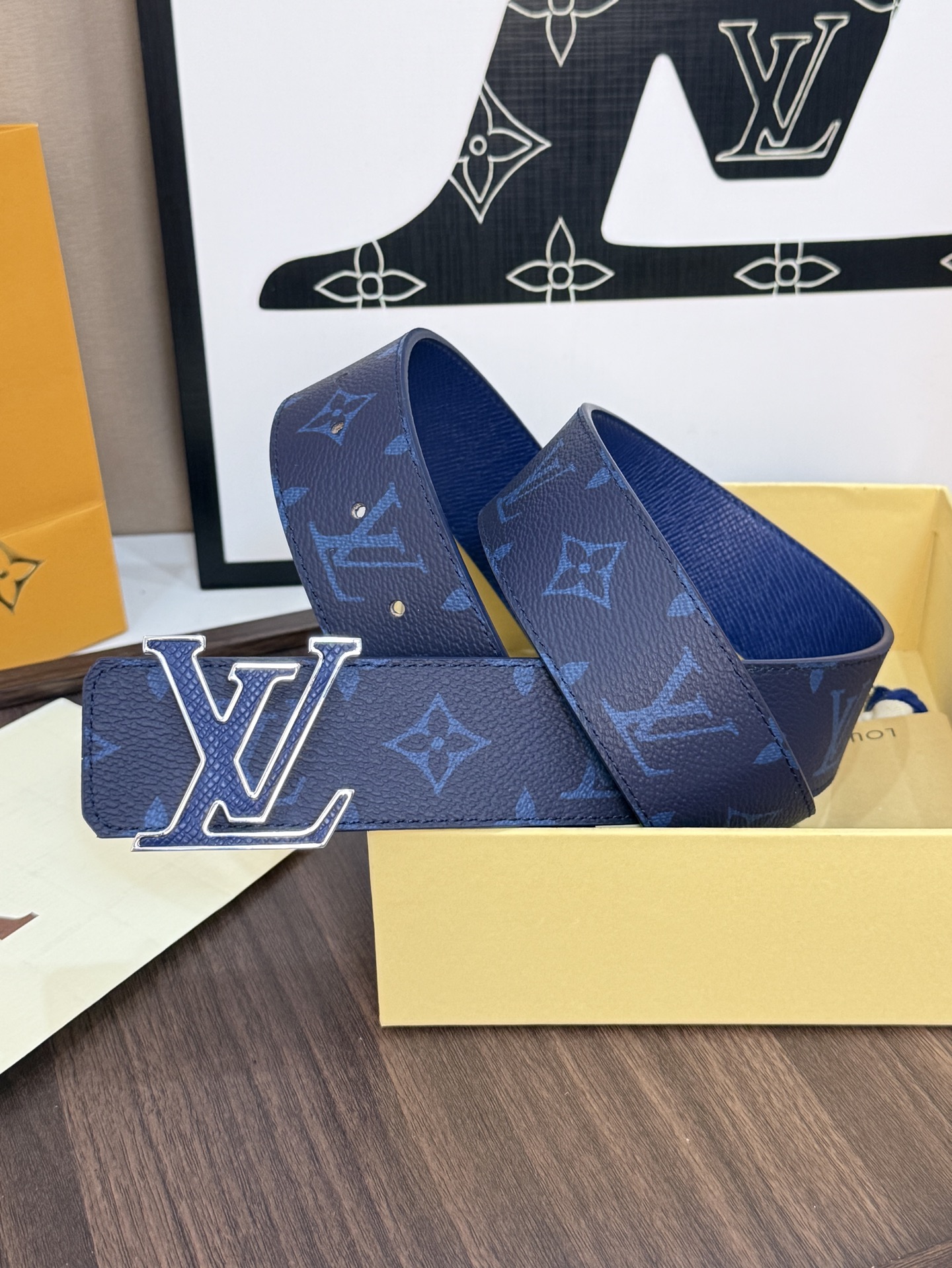 LV經典雙面老花銀扣皮40mm 寬度 頭層牛皮打造，一面滿版Monogram老花，深藍色底色搭配同色系暗