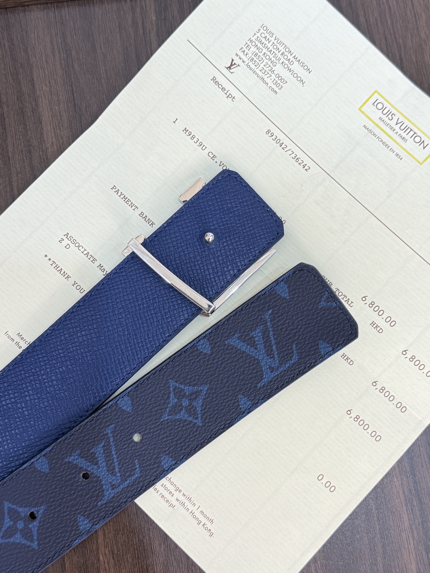 LV經典雙面老花銀扣皮40mm 寬度 頭層牛皮打造，一面滿版Monogram老花，深藍色底色搭配同色系暗
