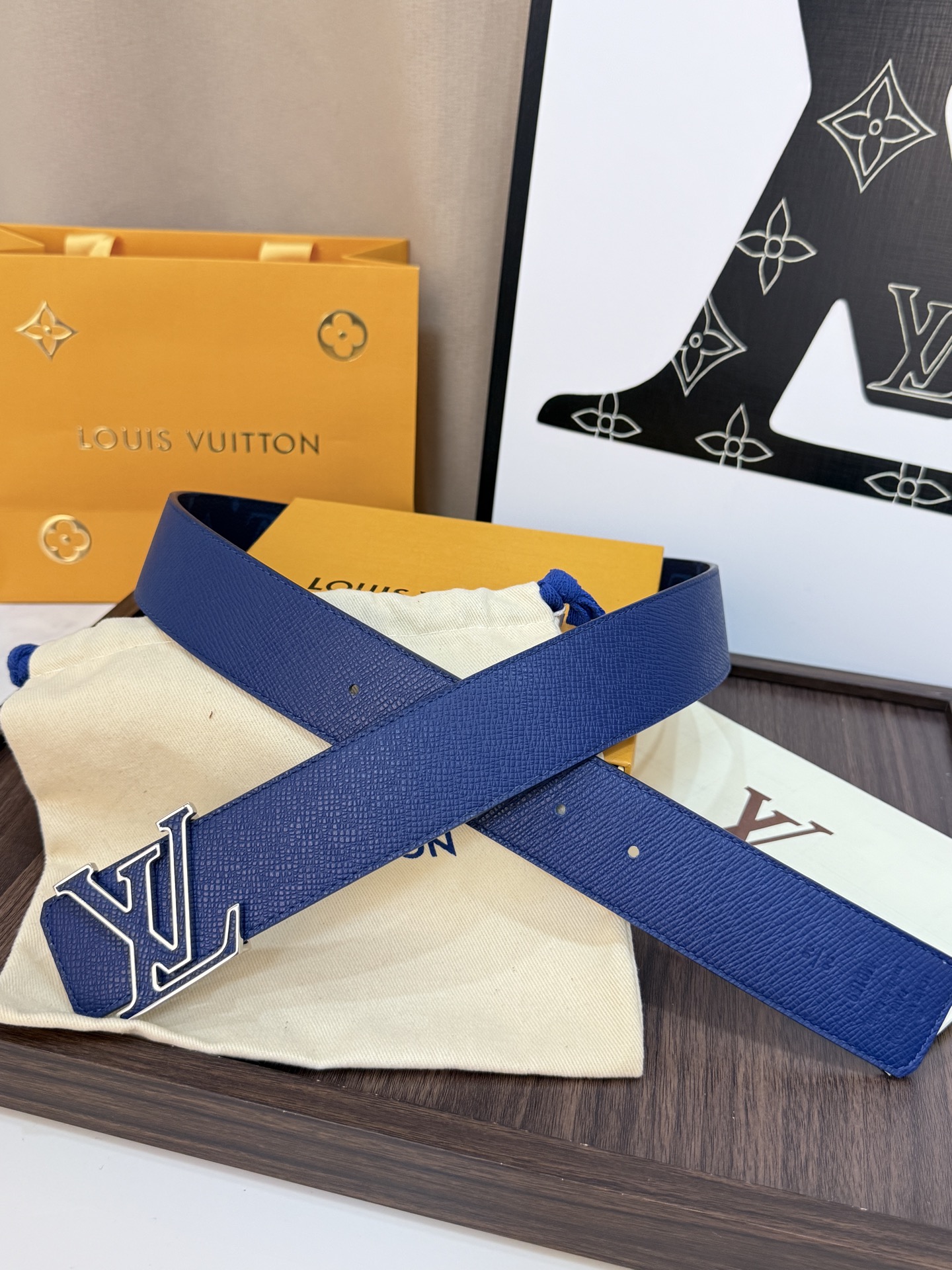 LV經典雙面老花銀扣皮40mm 寬度 頭層牛皮打造，一面滿版Monogram老花，深藍色底色搭配同色系暗