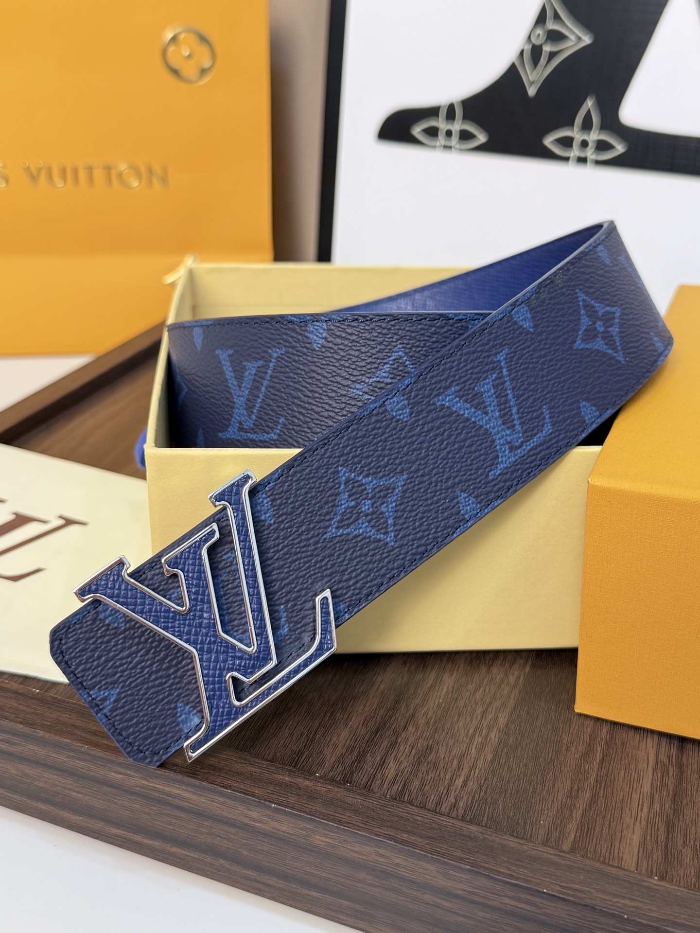 LV經典雙面老花銀扣皮40mm 寬度 頭層牛皮打造，一面滿版Monogram老花，深藍色底色搭配同色系暗