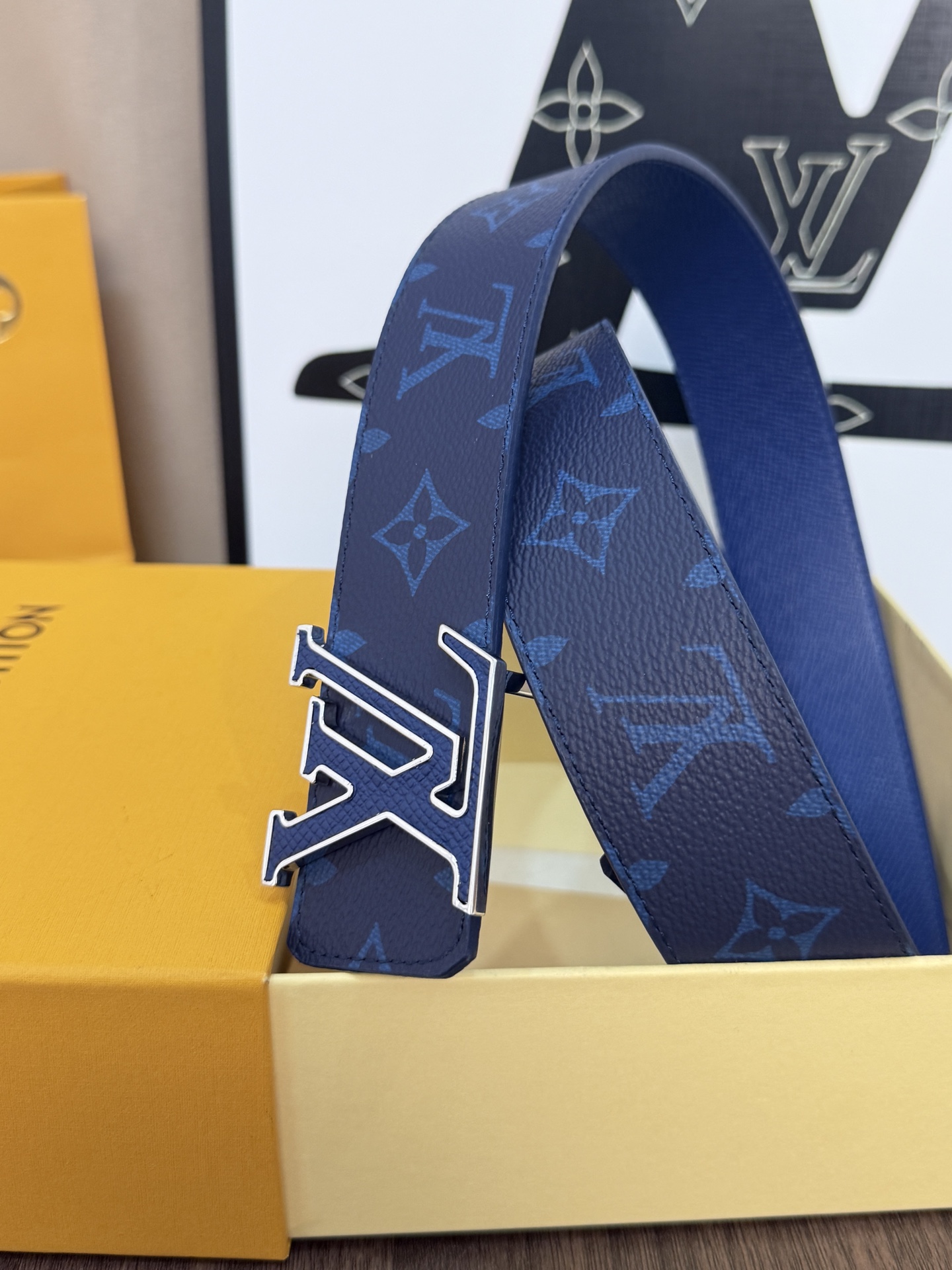 LV經典雙面老花銀扣皮40mm 寬度 頭層牛皮打造，一面滿版Monogram老花，深藍色底色搭配同色系暗