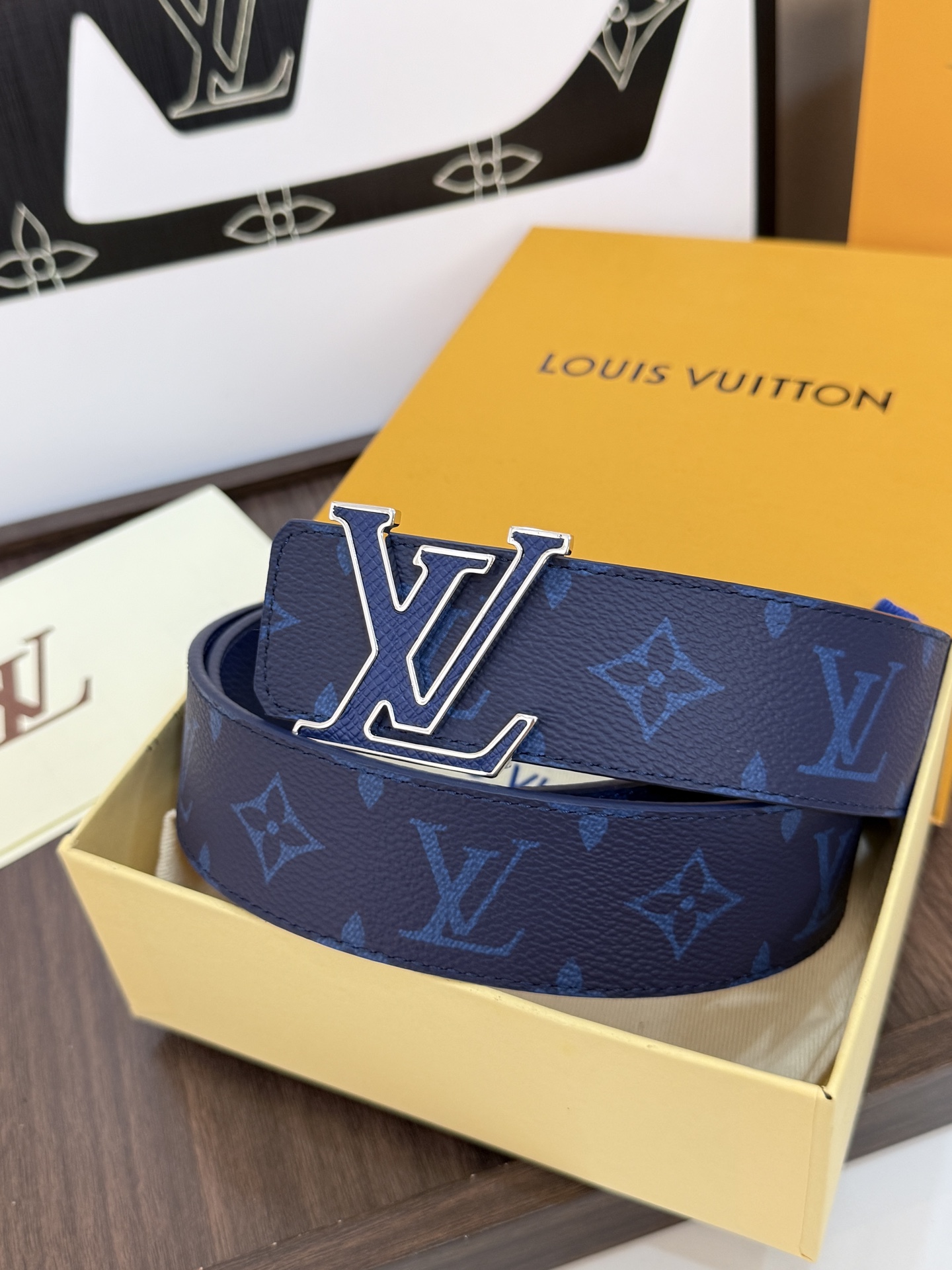 LV經典雙面老花銀扣皮40mm 寬度 頭層牛皮打造，一面滿版Monogram老花，深藍色底色搭配同色系暗