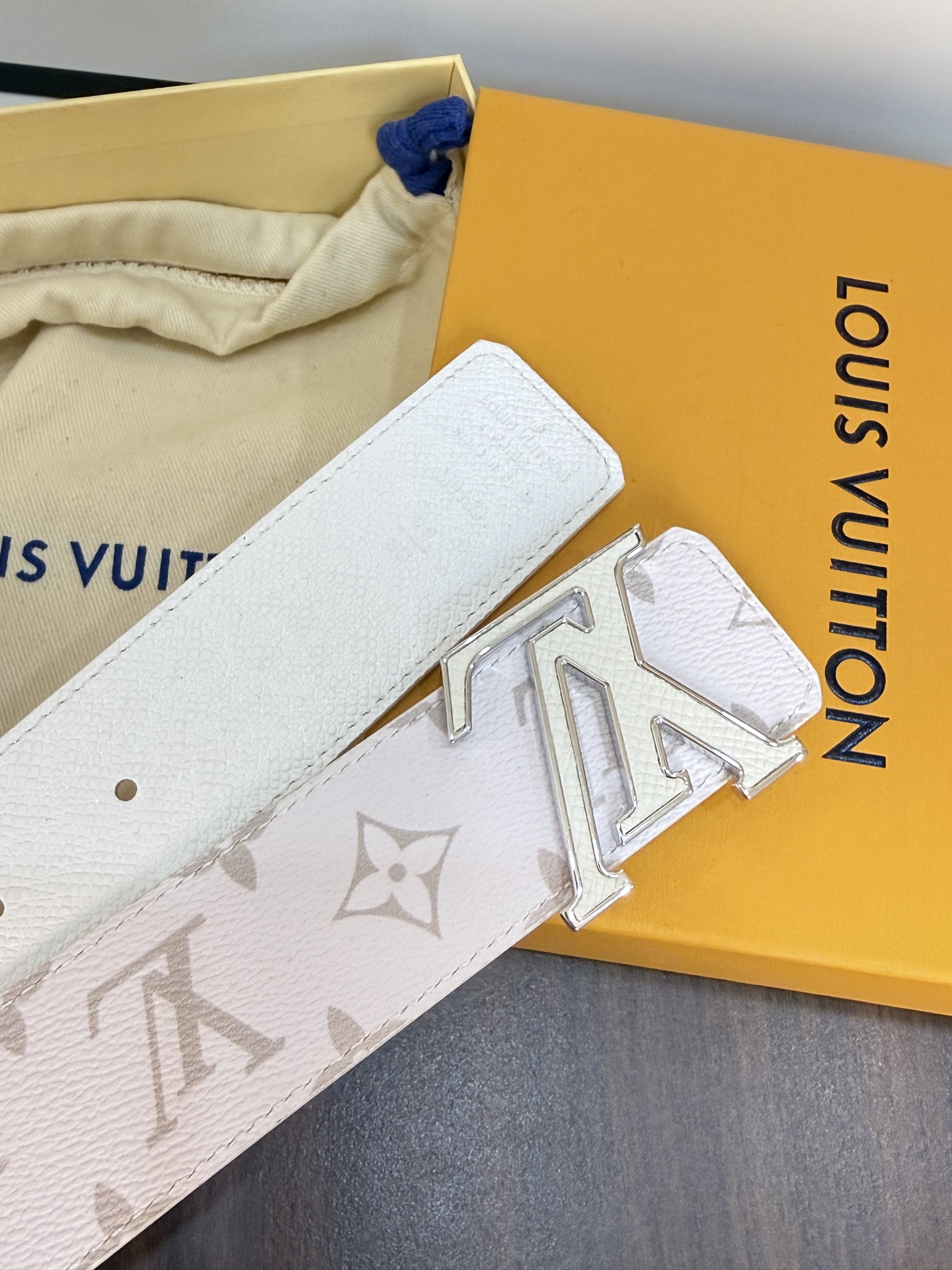 LV經典雙面老花銀扣皮40mm寬度頭層牛皮打造，一面滿版Monogram 老花，經典淺色底色交錯排列著標