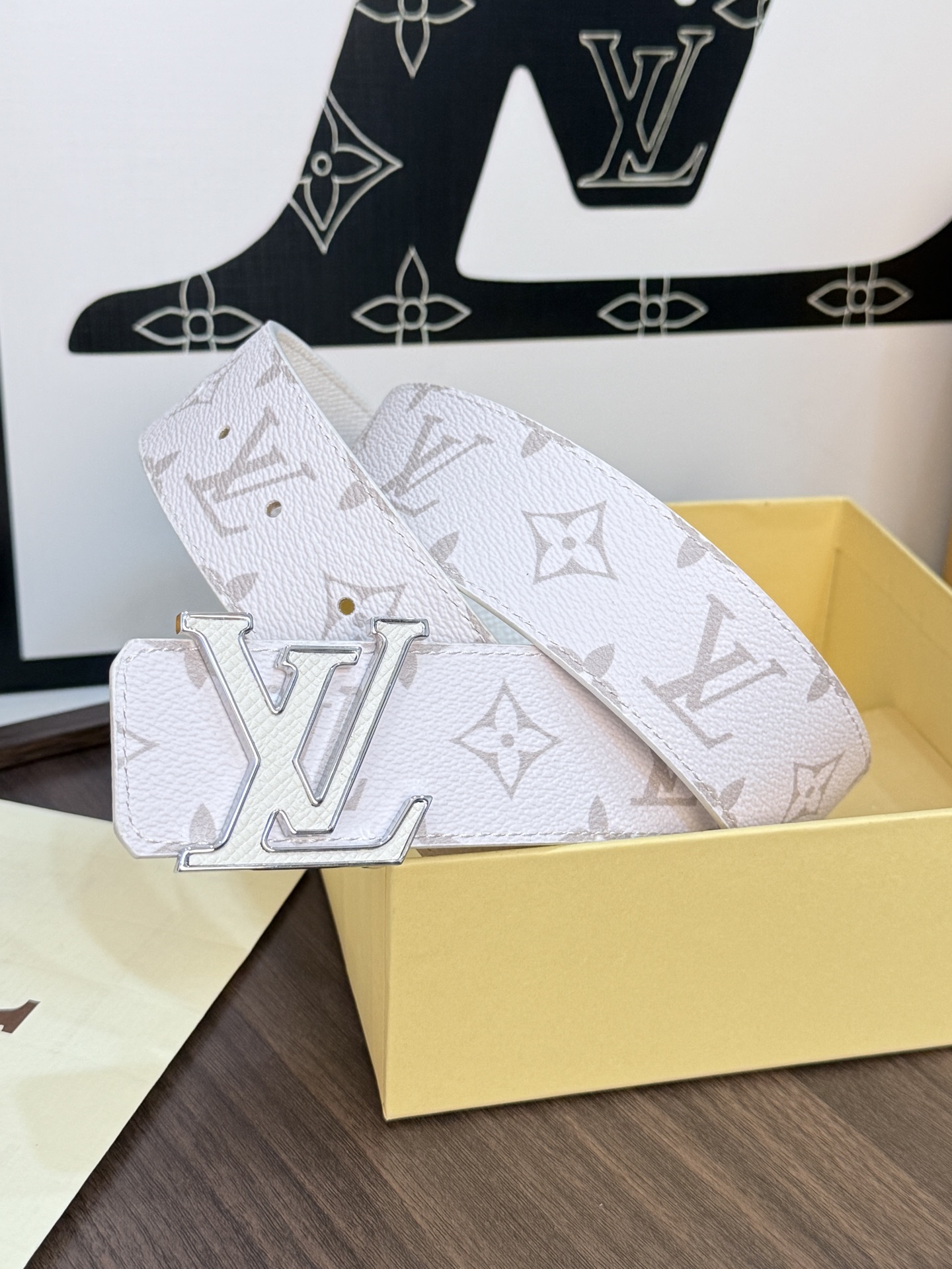 LV經典雙面老花銀扣皮40mm寬度頭層牛皮打造，一面滿版Monogram 老花，經典淺色底色交錯排列著標