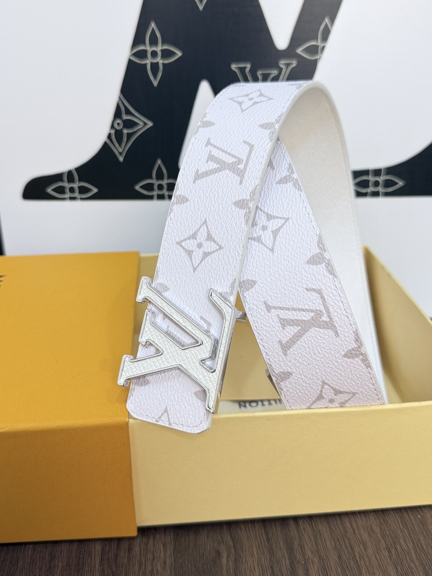LV經典雙面老花銀扣皮40mm寬度頭層牛皮打造，一面滿版Monogram 老花，經典淺色底色交錯排列著標