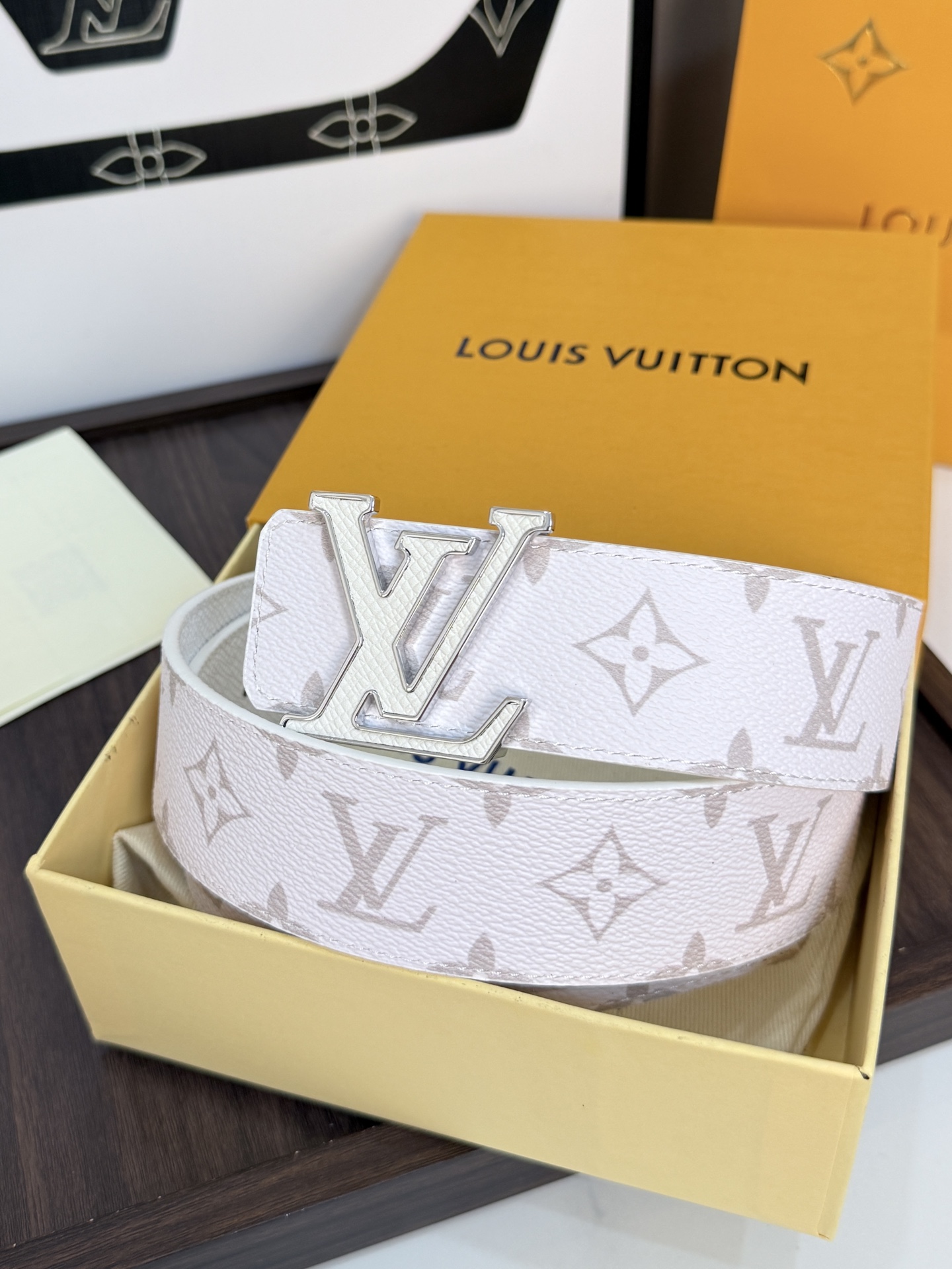 LV經典雙面老花銀扣皮40mm寬度頭層牛皮打造，一面滿版Monogram 老花，經典淺色底色交錯排列著標