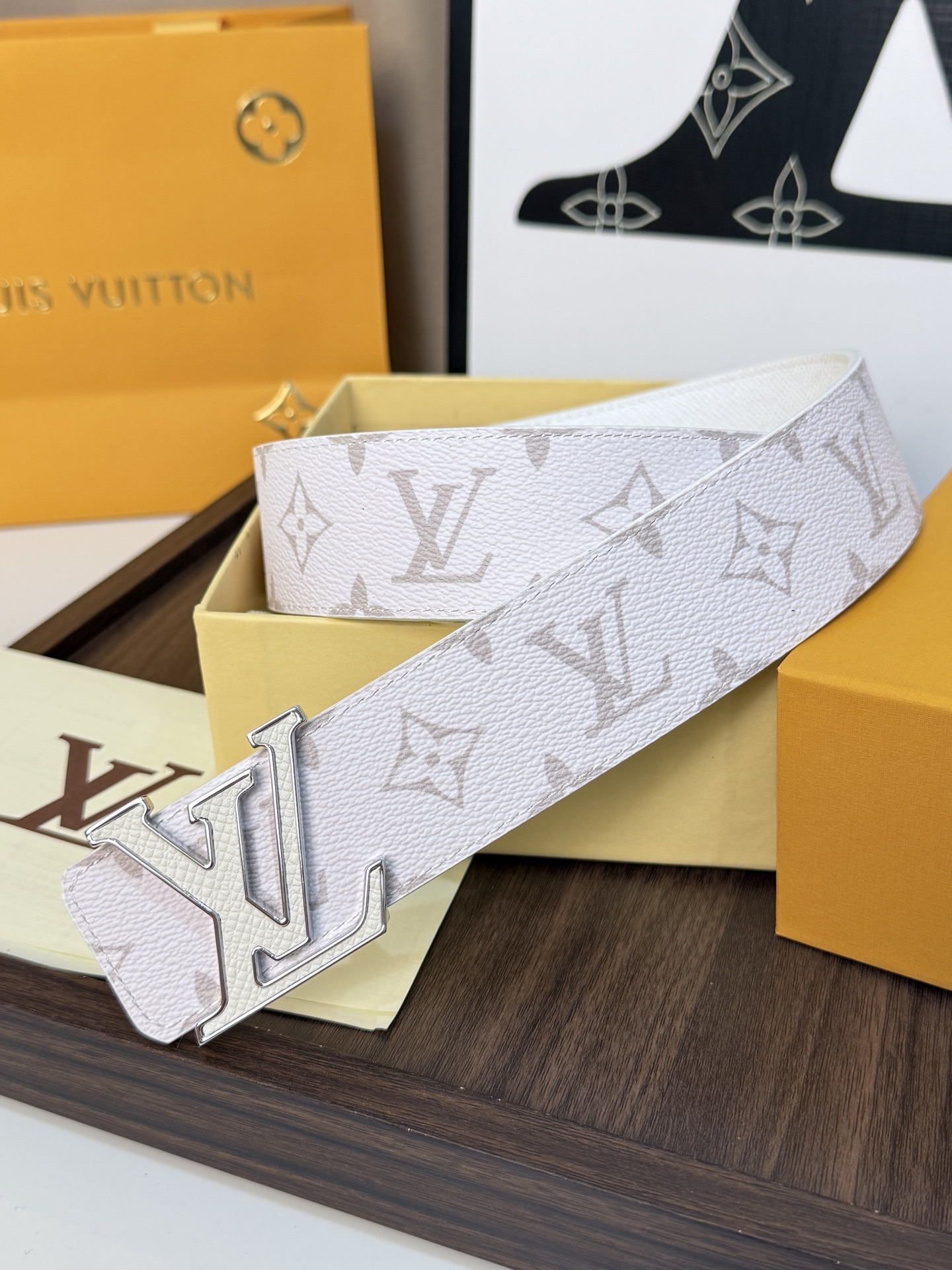 LV經典雙面老花銀扣皮40mm寬度頭層牛皮打造，一面滿版Monogram 老花，經典淺色底色交錯排列著標
