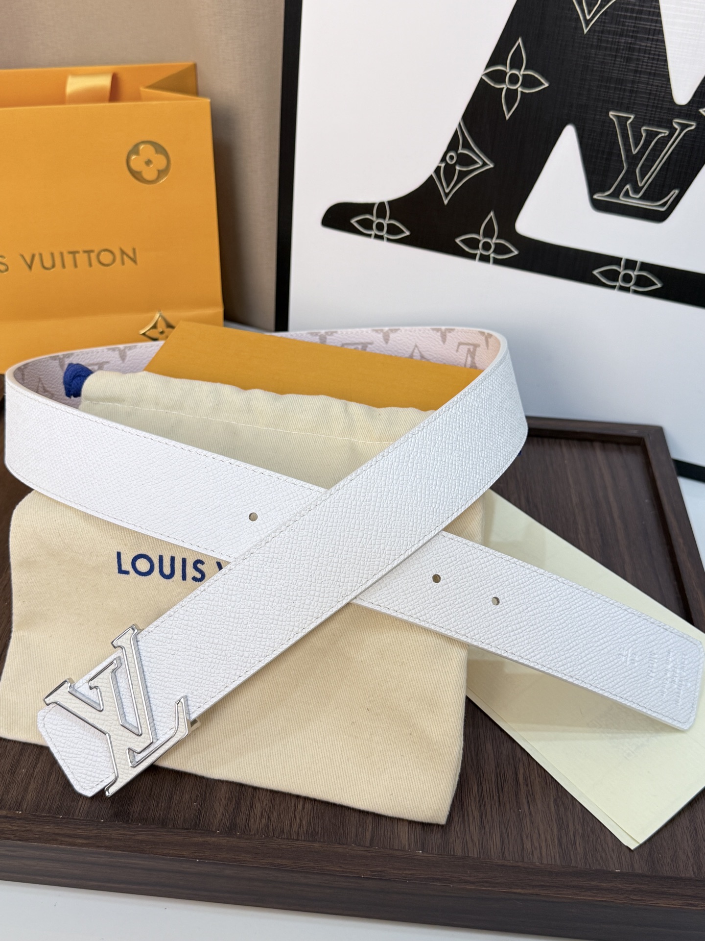 LV經典雙面老花銀扣皮40mm寬度頭層牛皮打造，一面滿版Monogram 老花，經典淺色底色交錯排列著標
