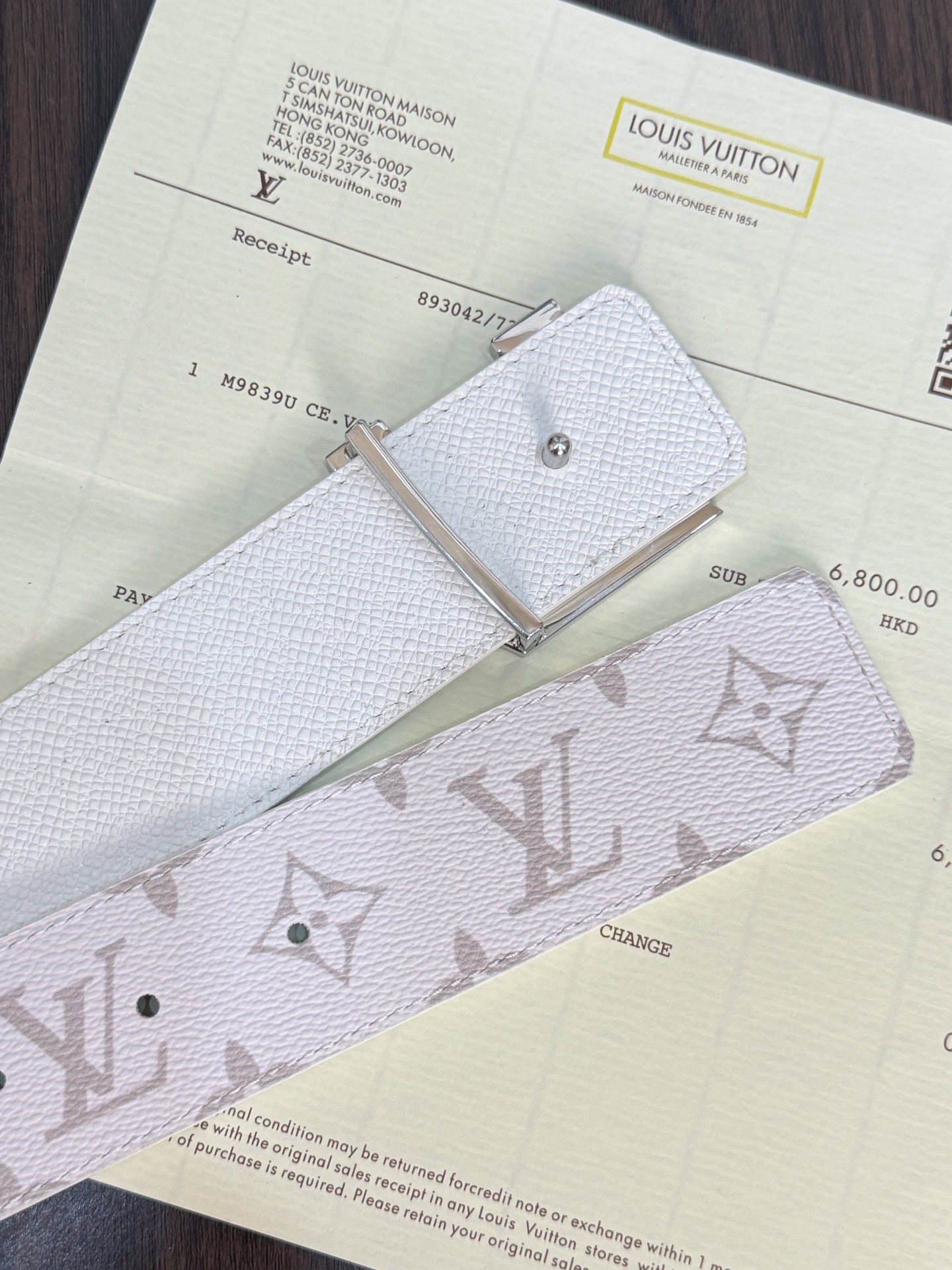 LV經典雙面老花銀扣皮40mm寬度頭層牛皮打造，一面滿版Monogram 老花，經典淺色底色交錯排列著標