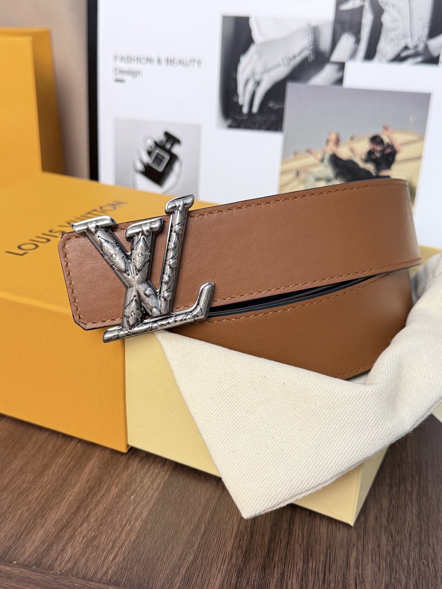 NO:882778,Original LV classic double-sided silver buckle belt | 40mm width, made of first-layer cowhide, one side has a black plain texture, and the other side is khaki glossy leather. Ancient silver three-dimensional LV large logo buckle, the edges are exquisitely polished, and the metallic luster is strong. 40mm classic width, double-sided switchable style, suitable for business and leisure., belt, louis vuitton, cowhide19860909原单  LV經典雙面銀扣皮帶|40mm寬度  頭層牛皮打造, 一面是黑色平紋質感,另一面為土黃色光面皮革.古銀立體LV大Logo 扣頭,邊緣抛 光精緻,金屬光澤感強.40mm經典寬度,雙面可切換風格,商務休閒都能搭.,皮带,louis vuitton,cowhide,Belt
