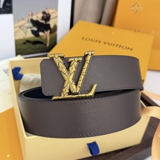 LV經典雙面金扣皮帶|40mm寬度 頭層牛皮打造, 一面是黑色平紋質感,另一面為咖色光面皮革。古金立體L LV經典雙面金扣皮帶|40mm寬度 頭層牛皮打造, 一面是黑色平紋質感,另一面為咖色光面皮革。古金立體L