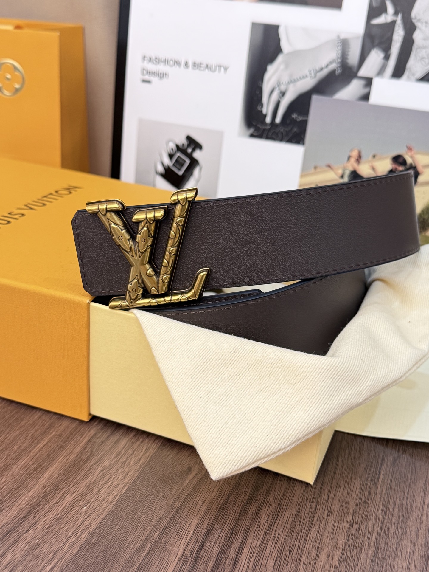 NO:882785,Original LV classic double-sided gold buckle belt | 40mm width, made of first-layer cowhide, one side is black plain texture, the other side is brown glossy leather. Ancient gold three-dimensional LV large logo buckle, the edges are exquisitely polished, and the metallic luster is strong. 40mm classic width, double-sided switchable style, suitable for business and leisure., belt, louis vuitton, cowhide19860909原单  LV經典雙面金扣皮帶|40mm寬度  頭層牛皮打造, 一面是黑色平紋質感,另一面為咖色光面皮革.古金立體LV大Logo 扣頭,邊緣抛 光精緻,金屬光澤感強.40mm經典寬度,雙面可切換風格,商務休閒都能搭.,皮带,louis vuitton,cowhide,Belt
