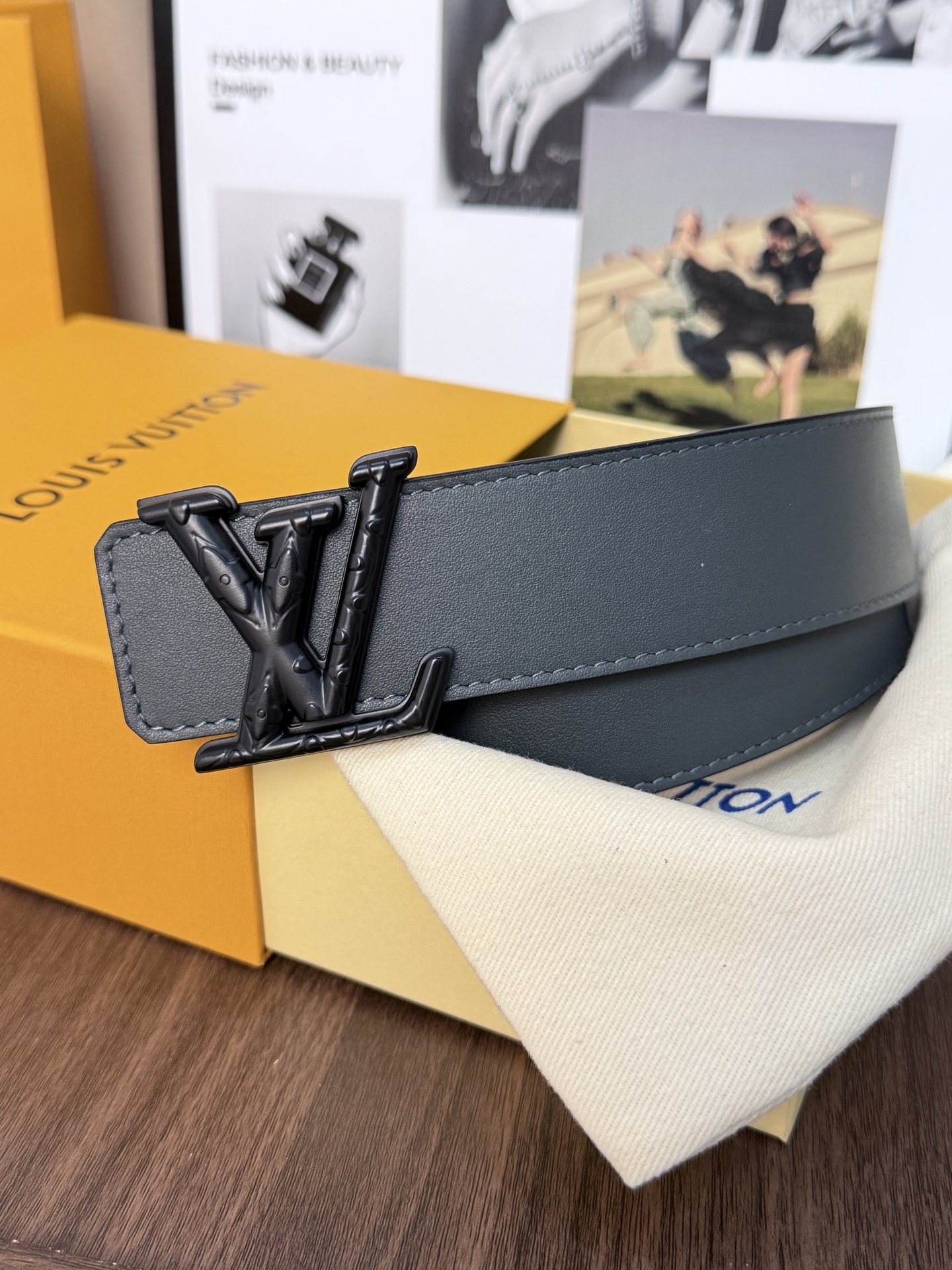 NO:882791,Original LV classic double-sided matte black buckle belt | 40mm width, made of first-layer cowhide, one side is black plain texture, the other side is gray glossy leather. Matt black three-dimensional LV large logo buckle, the edges are exquisitely polished, and the metallic luster is strong. 40mm classic width, double-sided switchable style, suitable for business and leisure., belt, louis vuitton, cowhide19860909原单  LV經典雙面啞黑扣皮帶|40mm寬度  頭層牛皮打造, 一面是黑色平紋質感,另一面為灰色光面皮革.啞黑立體LV大Logo 扣頭,邊緣抛 光精緻,金屬光澤感強.40mm經典寬度,雙面可切換風格,商務休閒都能搭.,皮带,louis vuitton,cowhide,Belt
