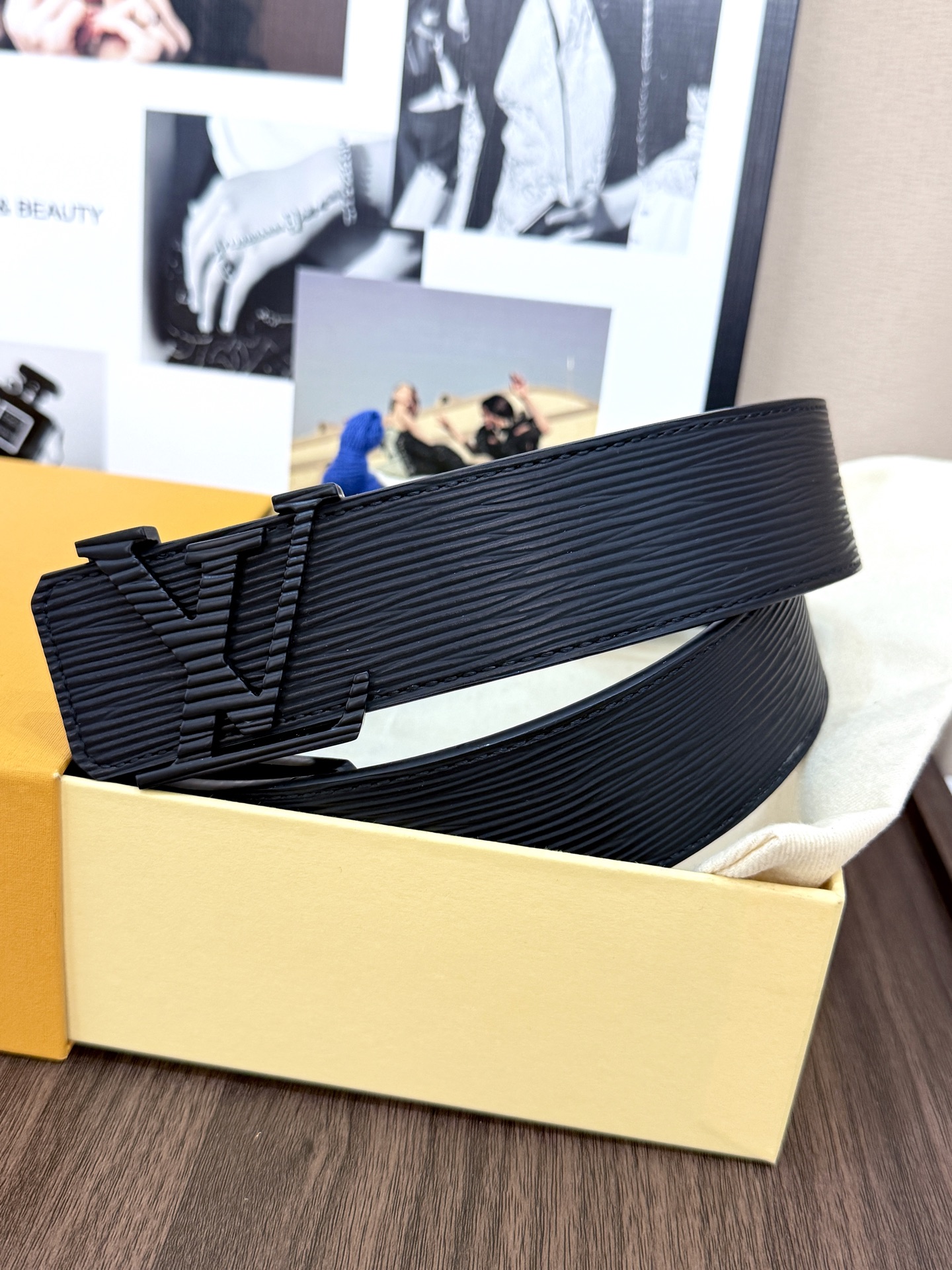 NO:882765,Original LV classic double-sided black belt｜40mm width, made of top-grain cowhide, one side is black Epi embossed texture, the other side is black glossy leather. Matte black three-dimensional LV large logo buckle, neat green lines on the edge, high-end and restrained metallic texture. 40mm classic width, double-sided switchable style, suitable for business and leisure., belt, louis vuitton, cowhide19860909原单  LV經典雙面黑皮帶｜40mm寬度 頭層牛皮打造, 一面是黑色 Epi壓紋質感,另一面為黑色光面皮革.啞光黑立體LV大Logo扣頭,邊綠線條利落,金屬質感高級內斂.40mm經典寬度,雙面可切換風格,商務休閒都能搭.,皮带,louis vuitton,cowhide,Belt