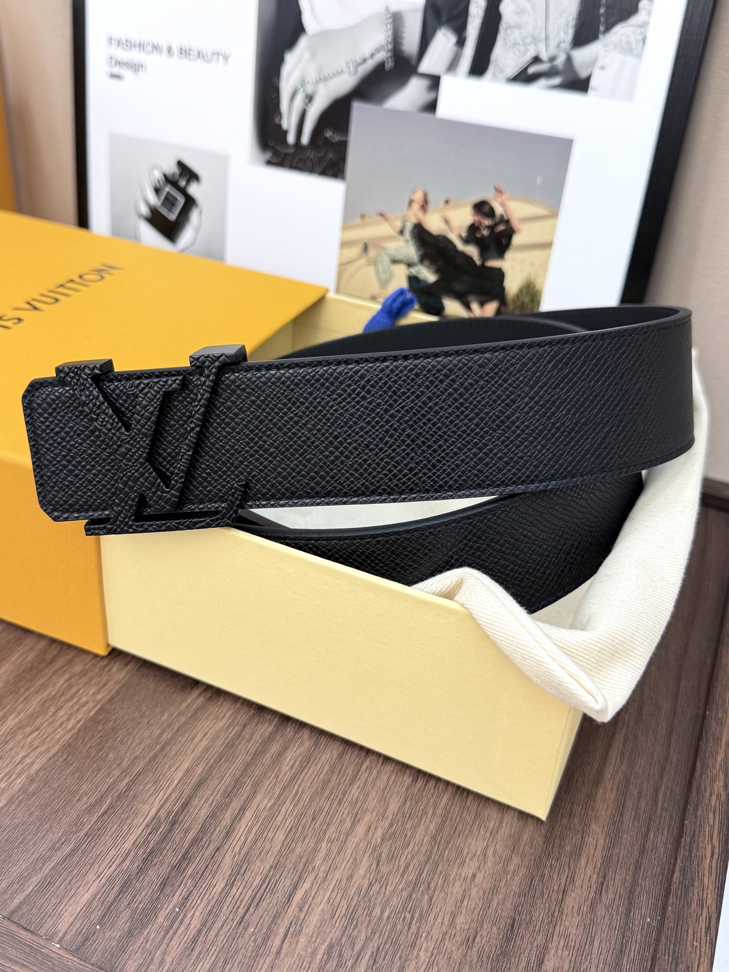 NO:882771,Original LV classic double-sided black belt｜40mm width, made of top-grain cowhide, one side is black Epi embossed texture, the other side is black glossy leather. Matte black three-dimensional LV large logo buckle, neat green lines on the edge, high-end and restrained metallic texture. 40mm classic width, double-sided switchable style, suitable for business and leisure., belt, louis vuitton, cowhide19860909原单 LV經典雙面黑皮帶｜40mm寬度 頭層牛皮打造, 一面是黑色 Epi壓紋質感,另一面為黑色光面皮革.啞光黑立體LV大Logo扣頭,邊綠線條利落,金屬質感高級內斂.40mm經典寬度,雙面可切換風格,商務休閒都能搭.,皮带,louis vuitton,cowhide,Belt