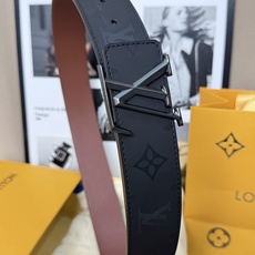 LV經典雙面黑扣皮帶|40mm寬度 這條腰帶將低調奢華演繹到了極致。一面是深邃的黑色Mono LV經典雙面黑扣皮帶|40mm寬度 這條腰帶將低調奢華演繹到了極致。一面是深邃的黑色Mono