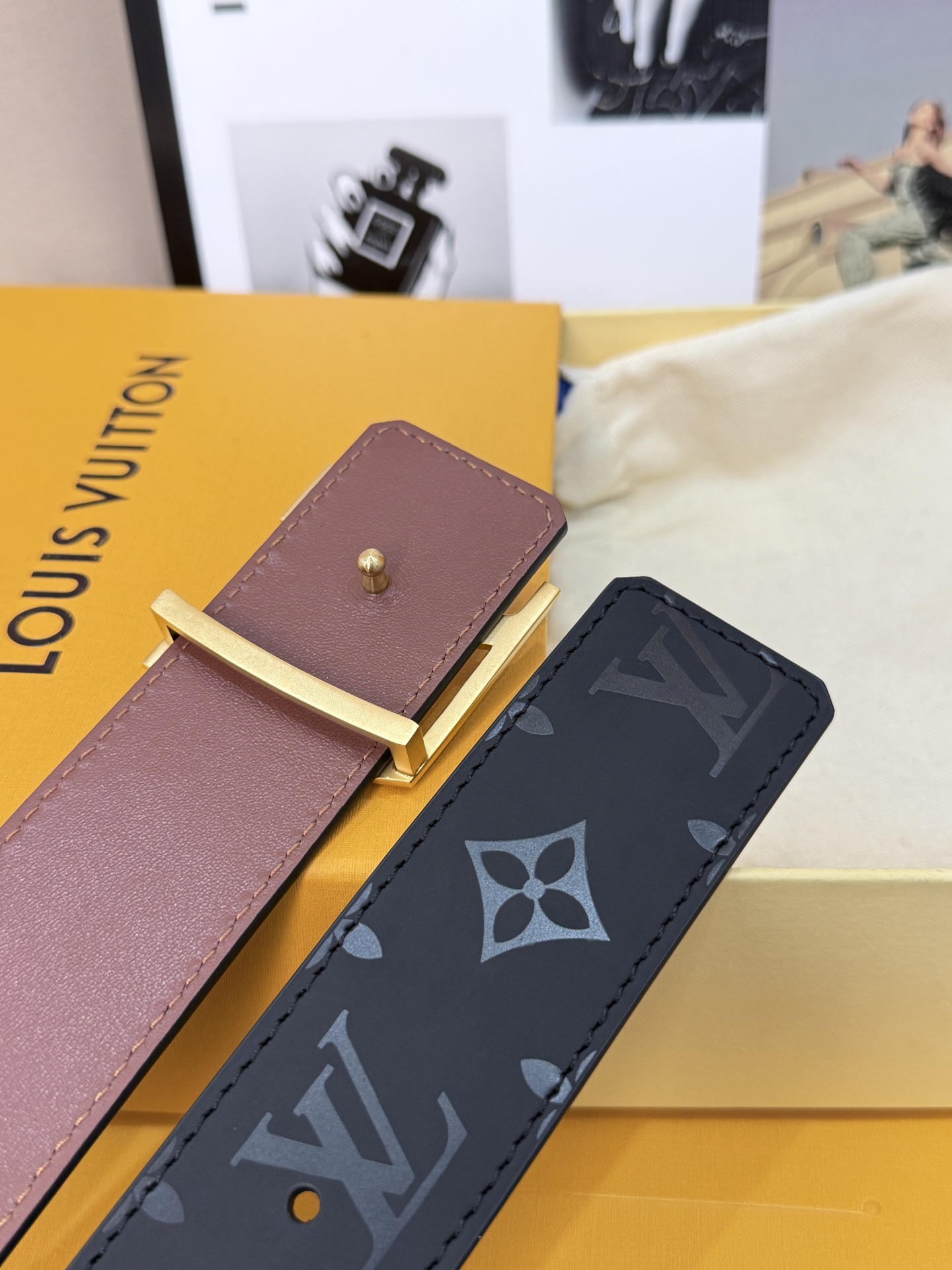 LV經典雙面金扣皮帶|40mm寬度 這條腰帶將低調奢華演繹到了極致。一面是深邃的黑色Mono LV經典雙面金扣皮帶|40mm寬度 這條腰帶將低調奢華演繹到了極致。一面是深邃的黑色Mono