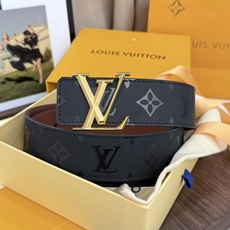 LV經典雙面金扣皮帶|40mm寬度 這條腰帶將低調奢華演繹到了極致。一面是深邃的黑色Mono LV經典雙面金扣皮帶|40mm寬度 這條腰帶將低調奢華演繹到了極致。一面是深邃的黑色Mono
