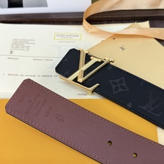 LV經典雙面金扣皮帶|40mm寬度 這條腰帶將低調奢華演繹到了極致。一面是深邃的黑色Mono LV經典雙面金扣皮帶|40mm寬度 這條腰帶將低調奢華演繹到了極致。一面是深邃的黑色Mono