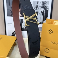 LV經典雙面金扣皮帶|40mm寬度 這條腰帶將低調奢華演繹到了極致。一面是深邃的黑色Mono LV經典雙面金扣皮帶|40mm寬度 這條腰帶將低調奢華演繹到了極致。一面是深邃的黑色Mono