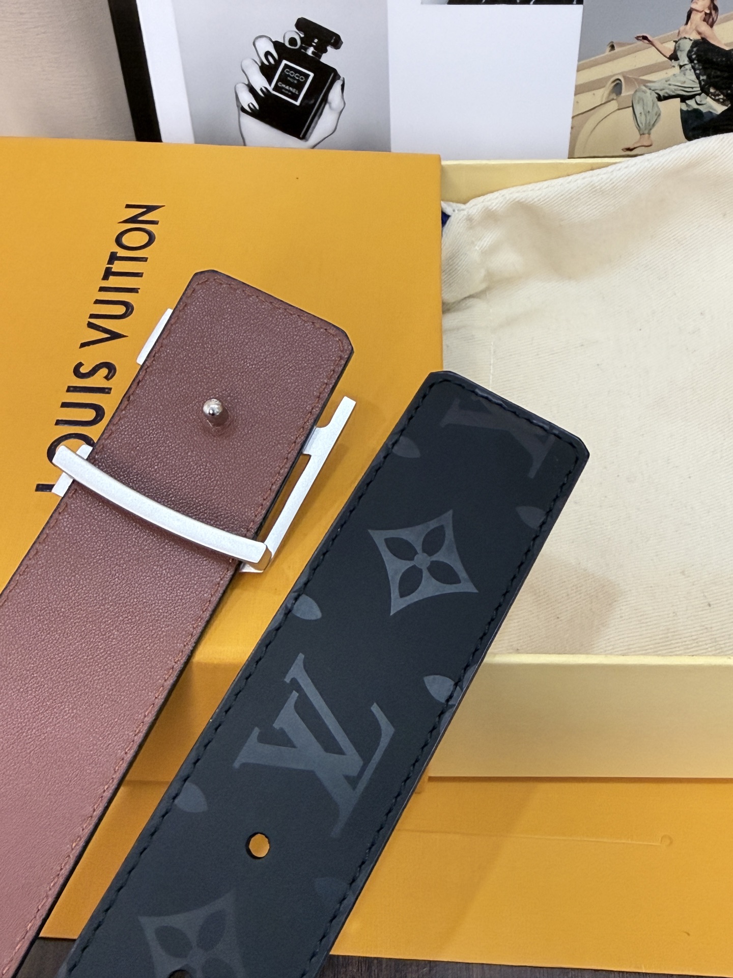 LV經典雙面銀扣皮帶｜40mm寬度       這條腰帶將低調奢華演繹到了極致。一面是深邃的黑色Mono