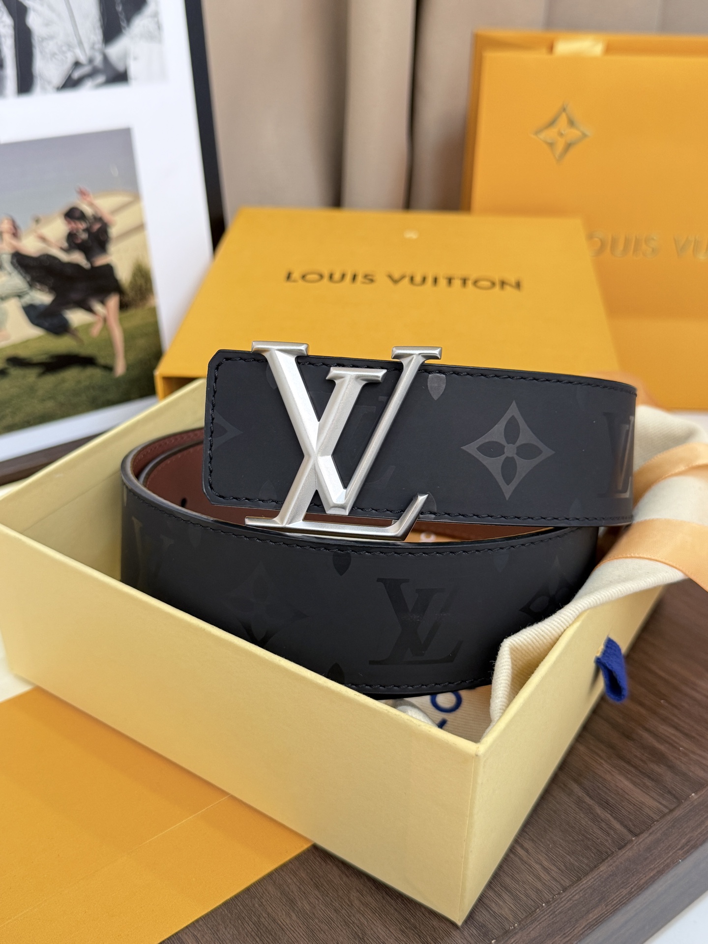 LV經典雙面銀扣皮帶｜40mm寬度       這條腰帶將低調奢華演繹到了極致。一面是深邃的黑色Mono
