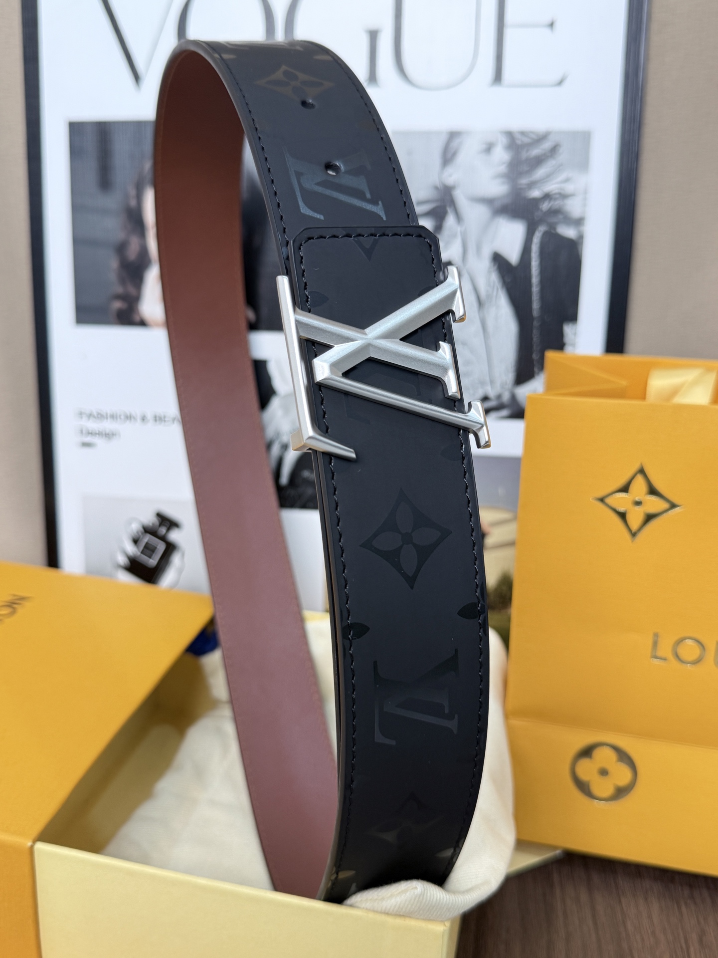 LV經典雙面銀扣皮帶｜40mm寬度       這條腰帶將低調奢華演繹到了極致。一面是深邃的黑色Mono