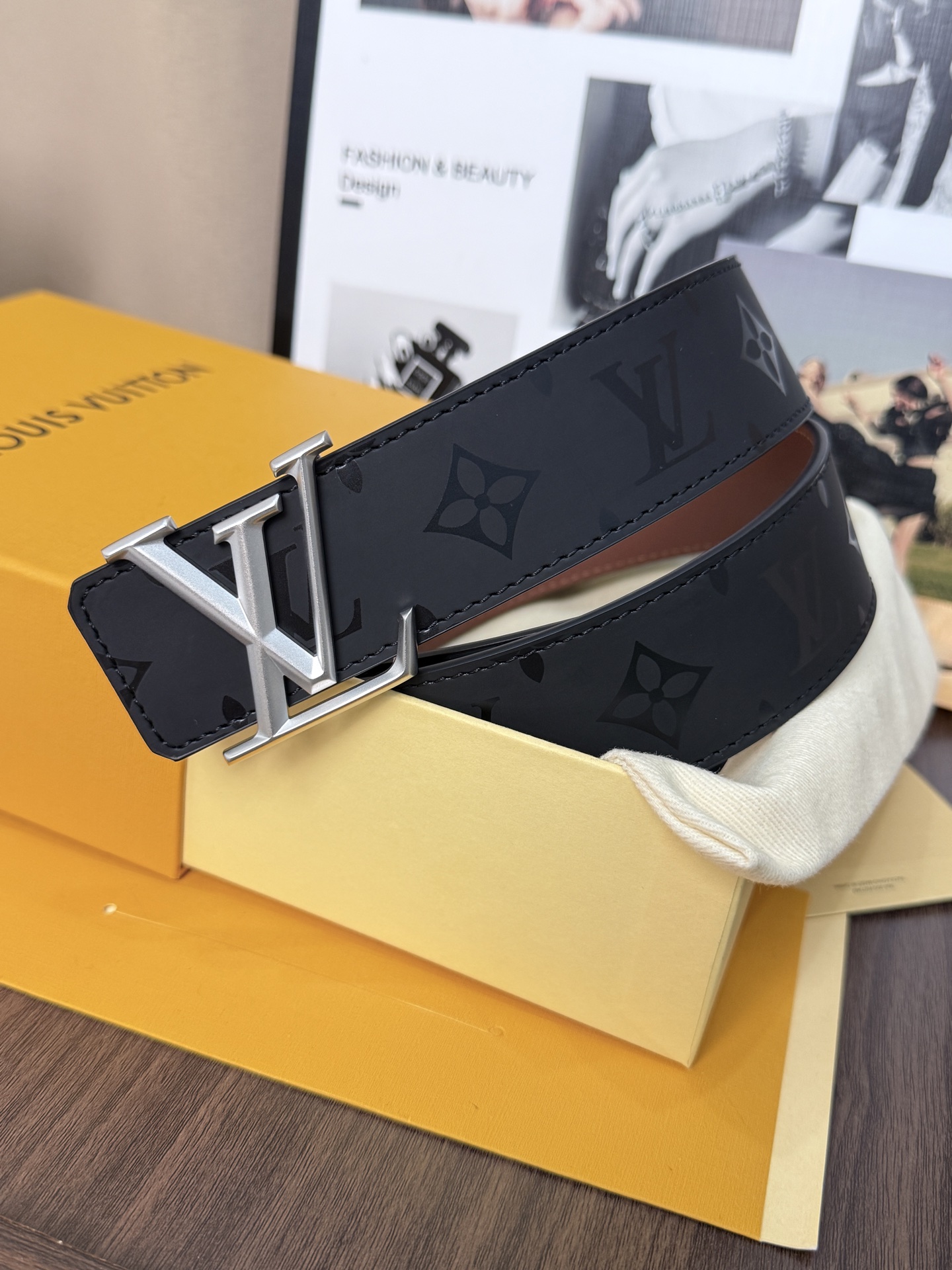 LV經典雙面銀扣皮帶｜40mm寬度       這條腰帶將低調奢華演繹到了極致。一面是深邃的黑色Mono