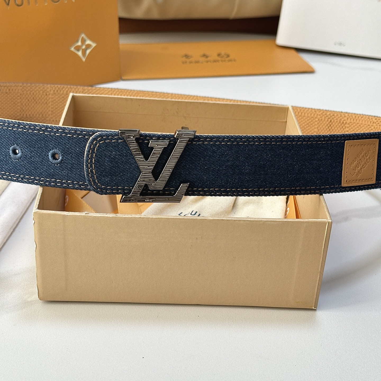 驢家最新系列 丹寧牛仔黑V字母扣皮帶 寬度35mm 原廠級水洗牛仔帆布，搭配細膩植鞣皮底，質感拉滿 配置