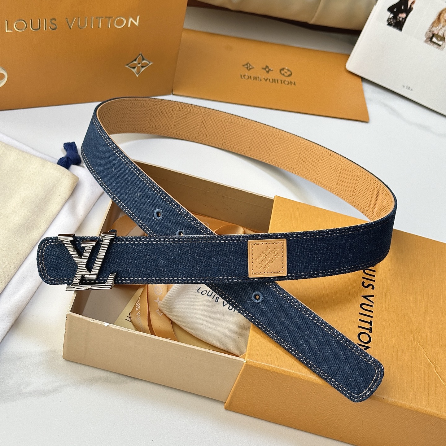 驢家最新系列 丹寧牛仔黑V字母扣皮帶 寬度35mm 原廠級水洗牛仔帆布，搭配細膩植鞣皮底，質感拉滿 配置