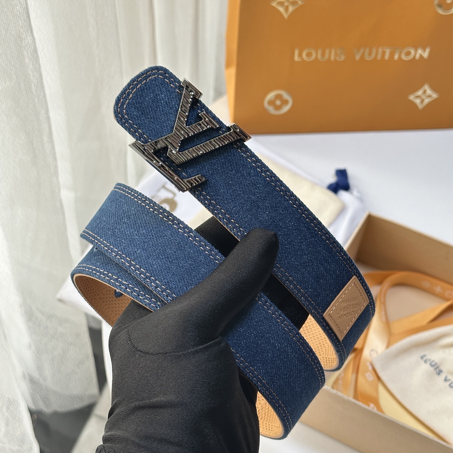 驢家最新系列 丹寧牛仔黑V字母扣皮帶 寬度35mm 原廠級水洗牛仔帆布，搭配細膩植鞣皮底，質感拉滿 配置