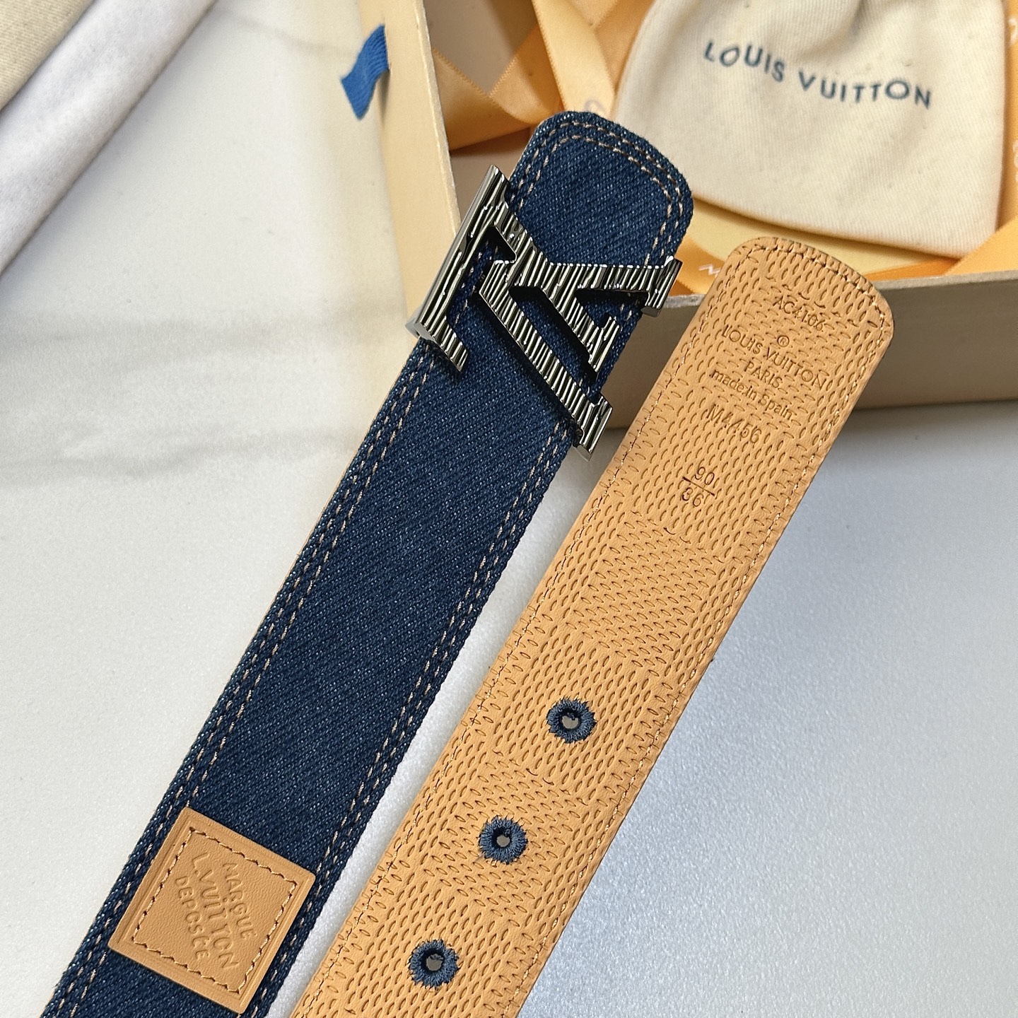 驢家最新系列 丹寧牛仔黑V字母扣皮帶 寬度35mm 原廠級水洗牛仔帆布，搭配細膩植鞣皮底，質感拉滿 配置