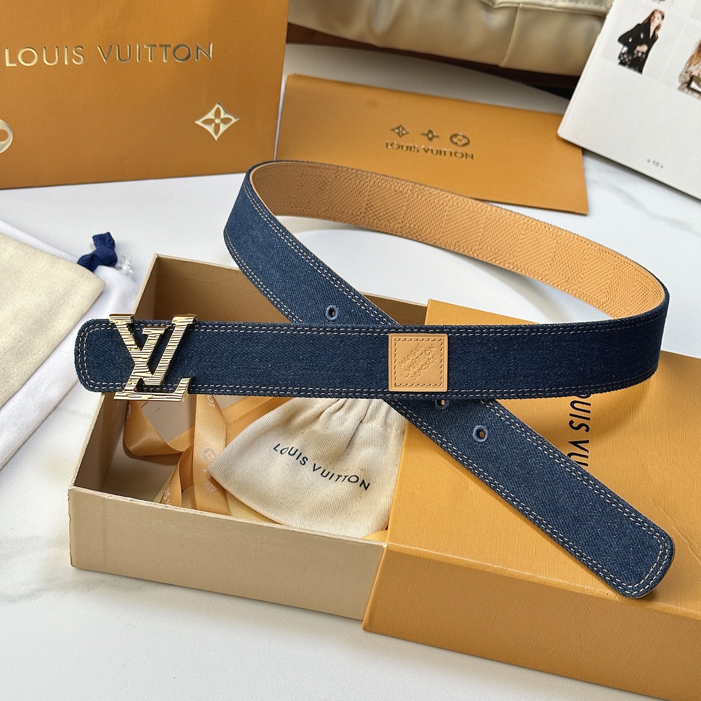 驢家最新系列 丹寧牛仔黑V字母扣皮帶 寬度35mm 原廠級水洗牛仔帆布，搭配細膩植鞣皮底，質感拉滿 配置