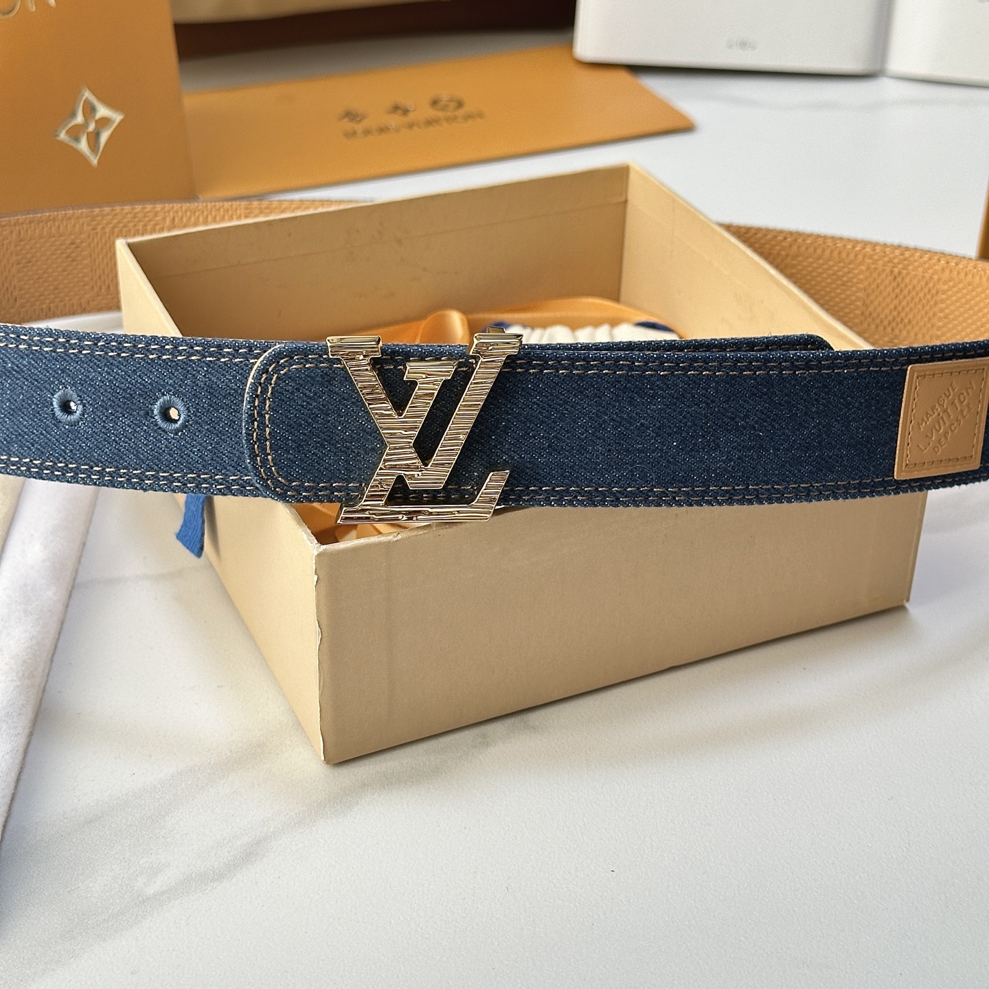 驢家最新系列 丹寧牛仔黑V字母扣皮帶 寬度35mm 原廠級水洗牛仔帆布，搭配細膩植鞣皮底，質感拉滿 配置
