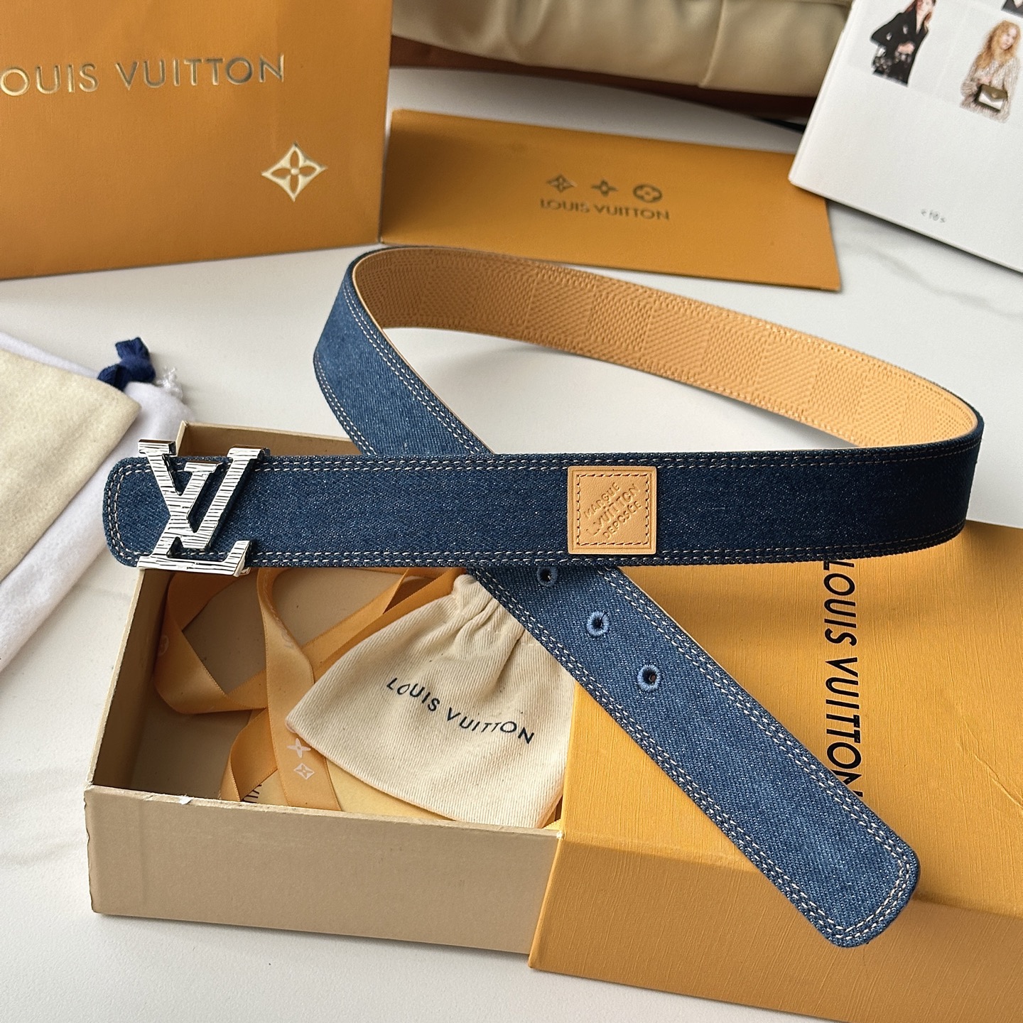 驢家最新系列 丹寧牛仔黑V字母扣皮帶 寬度35mm 原廠級水洗牛仔帆布，搭配細膩植鞣皮底，質感拉滿 配置