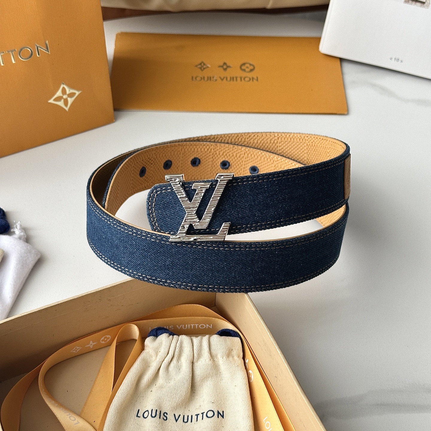 驢家最新系列 丹寧牛仔黑V字母扣皮帶 寬度35mm 原廠級水洗牛仔帆布，搭配細膩植鞣皮底，質感拉滿 配置