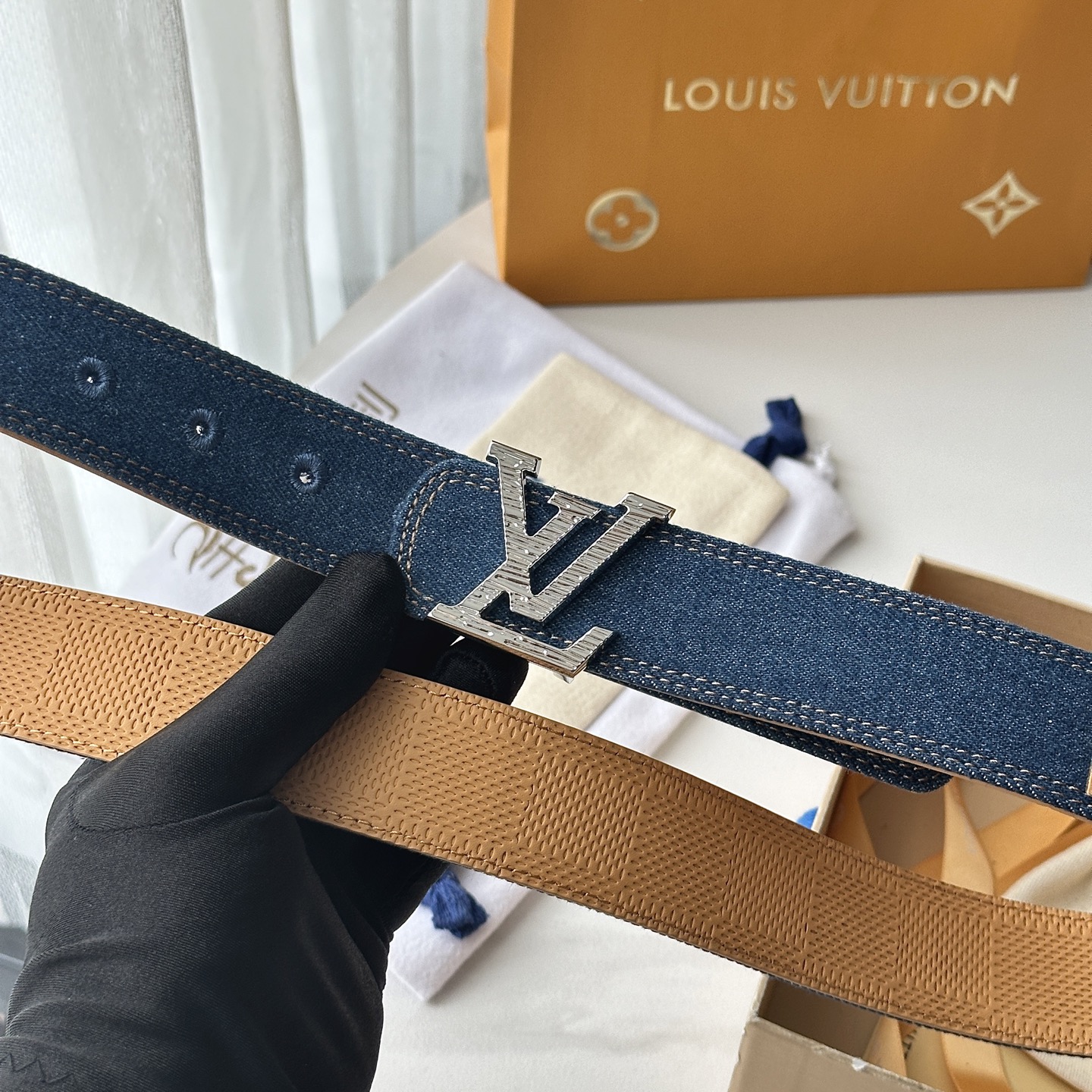 驢家最新系列 丹寧牛仔黑V字母扣皮帶 寬度35mm 原廠級水洗牛仔帆布，搭配細膩植鞣皮底，質感拉滿 配置