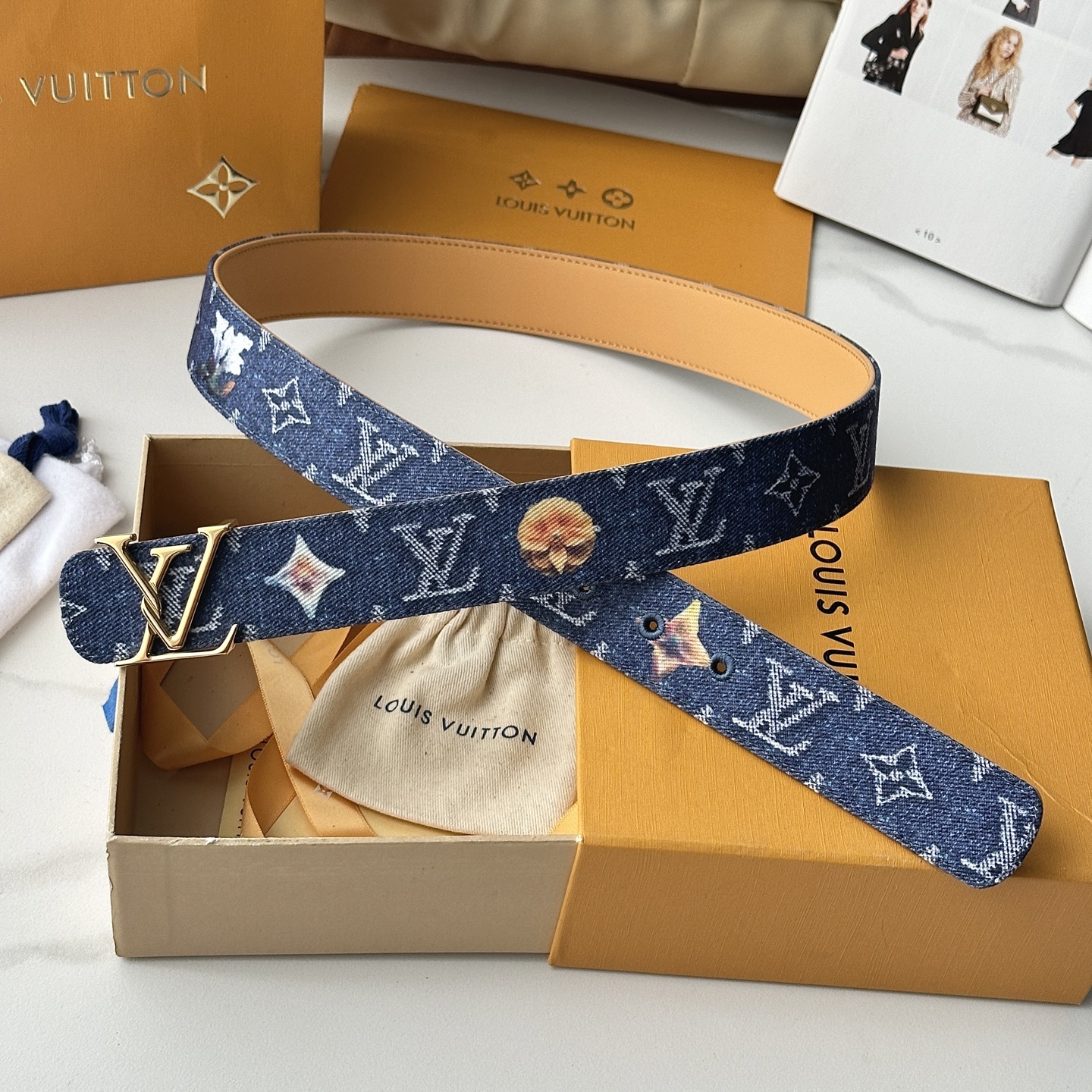 驢家最新系列 丹寧牛仔黑V字母扣皮帶 寬度35mm 原廠級水洗牛仔帆布，搭配細膩植鞣皮底，質感拉滿 配置
